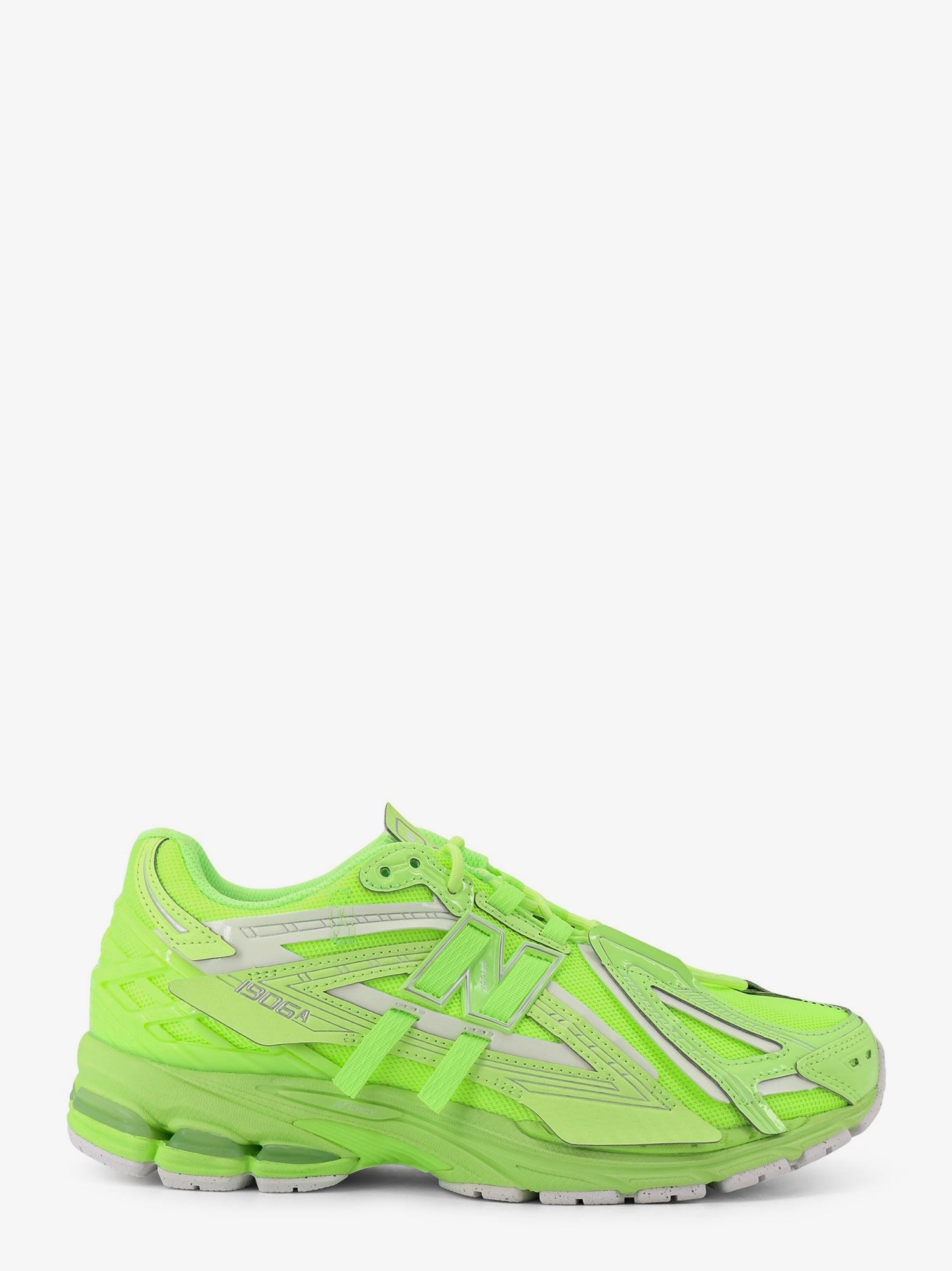 nanito_source_url:https://nokinstyle.com/2409597/1906-low-top-mesh-sneakers.jpg