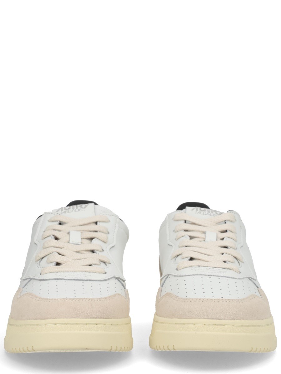 nanito_source_url:https://nokinstyle.com/2438486/sneaker-medalist-low.jpg