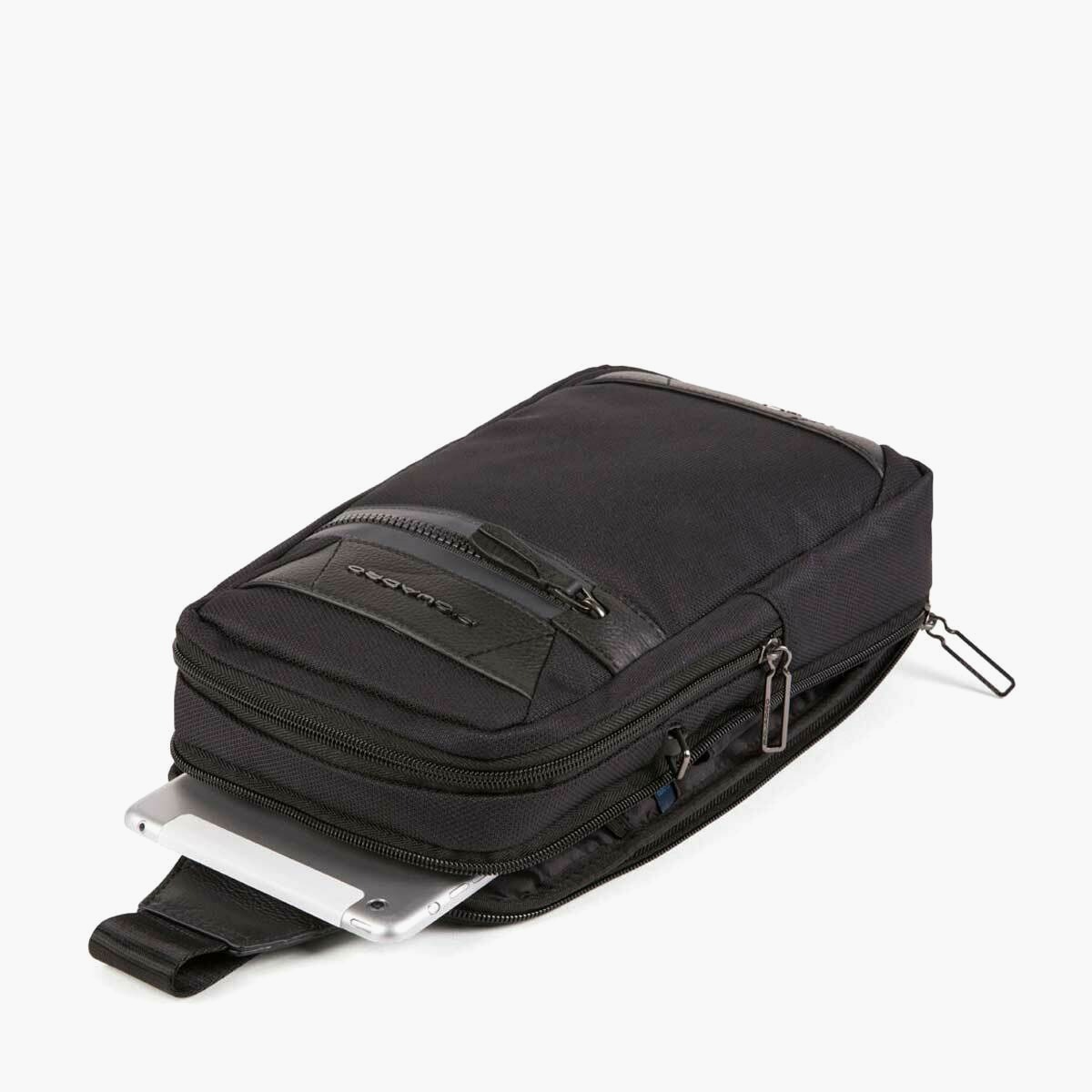 nanito_source_url:https://www.mewse.ro/images/produse/piquadro-trakai-leather-fabric-mono-sling-crossbody-bag-black-42021990-31-x-18-x-7-cm-for-men-1678101843.jpg