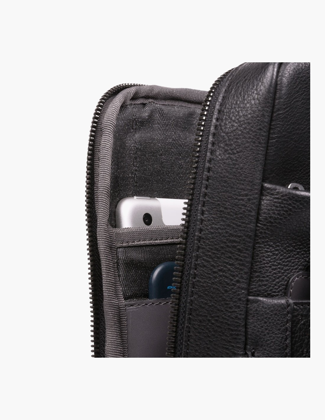 nanito_source_url:https://www.mewse.ro/images/produse/piquadro-tallin-leather-bag-mono-sling-black-for-men-20-x-33-x-5-cm--1677570147.jpg