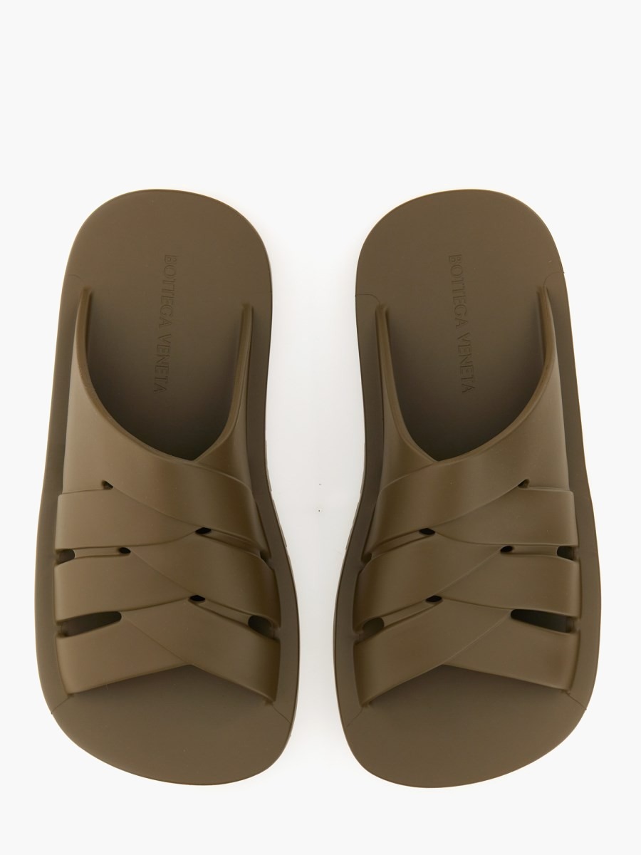 nanito_source_url:https://nokinstyle.com/2356454/rubber-sandals.jpg