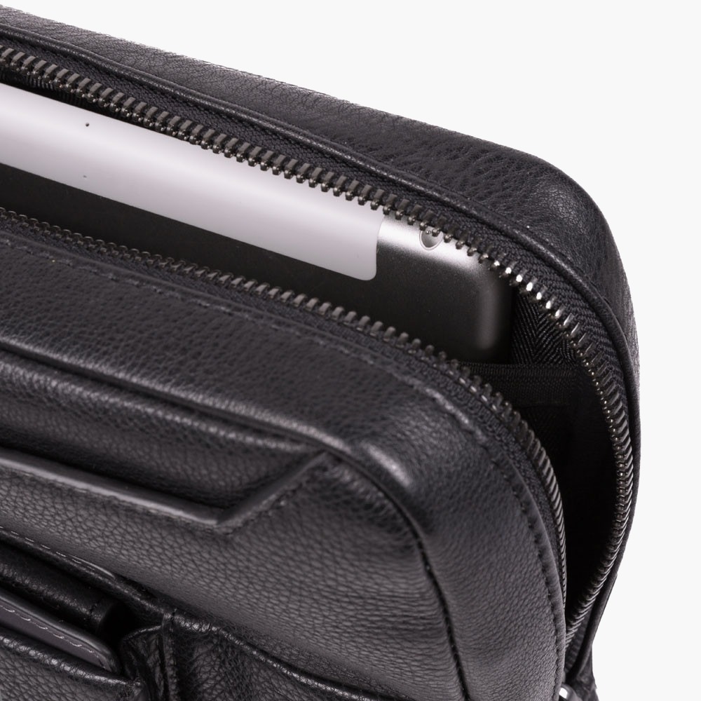 nanito_source_url:https://www.mewse.ro/images/produse/piquadro-tallin-leather-crossbody-bag-black-ca1816w108-21-5-x-27-x-7-cm-for-men--1677656425.jpeg