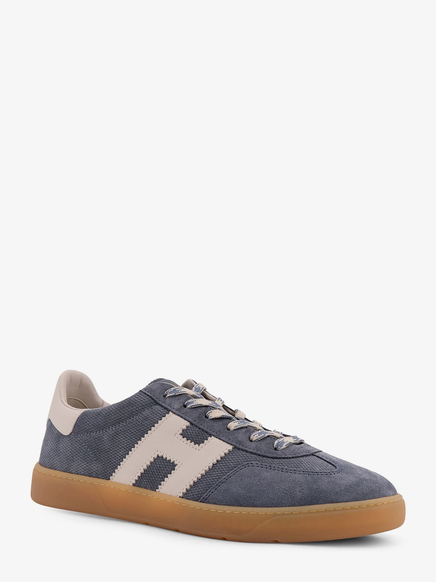 nanito_source_url:https://nokinstyle.com/2402553/suede-sneakers-with-side-logo.jpg