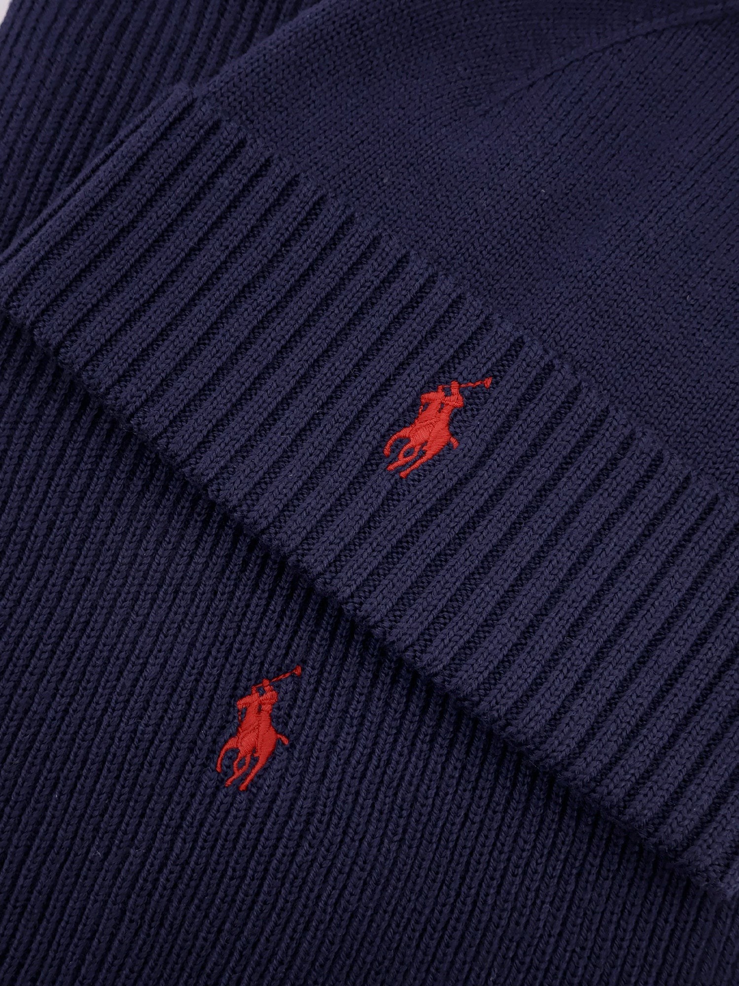 nanito_source_url:https://nokinstyle.com/2437863/wool-scarf-hat-box.jpg