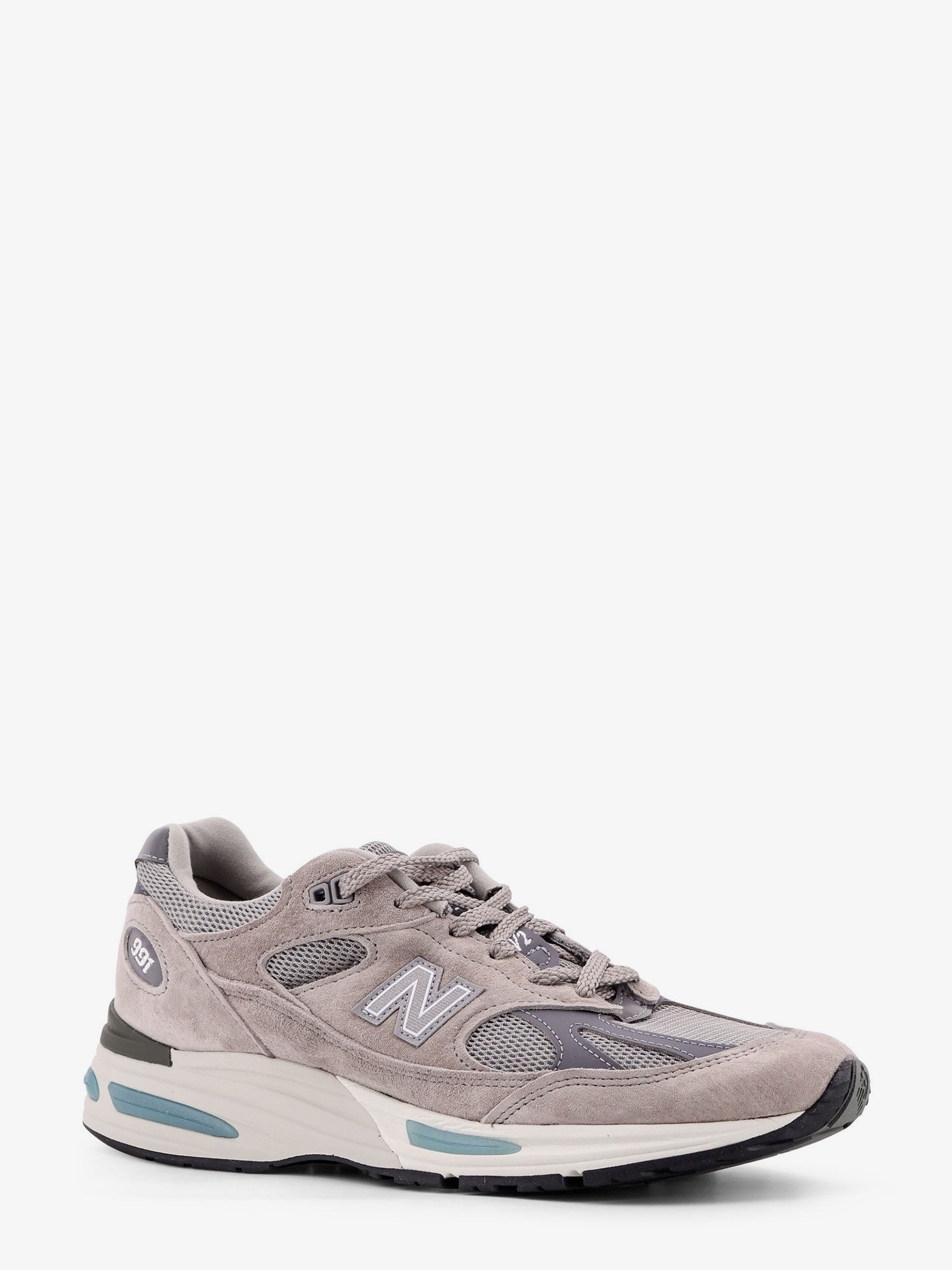 nanito_source_url:https://nokinstyle.com/2409016/991-suede-and-mesh-running-sneakers.jpg