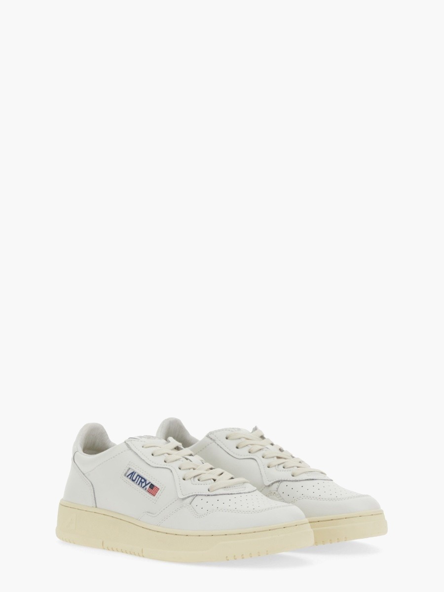 nanito_source_url:https://nokinstyle.com/2330158/medalist-low-sneaker.jpg