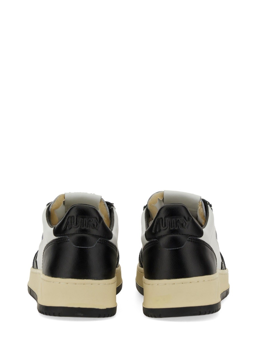 nanito_source_url:https://nokinstyle.com/2438511/sneaker-medalist-low.jpg