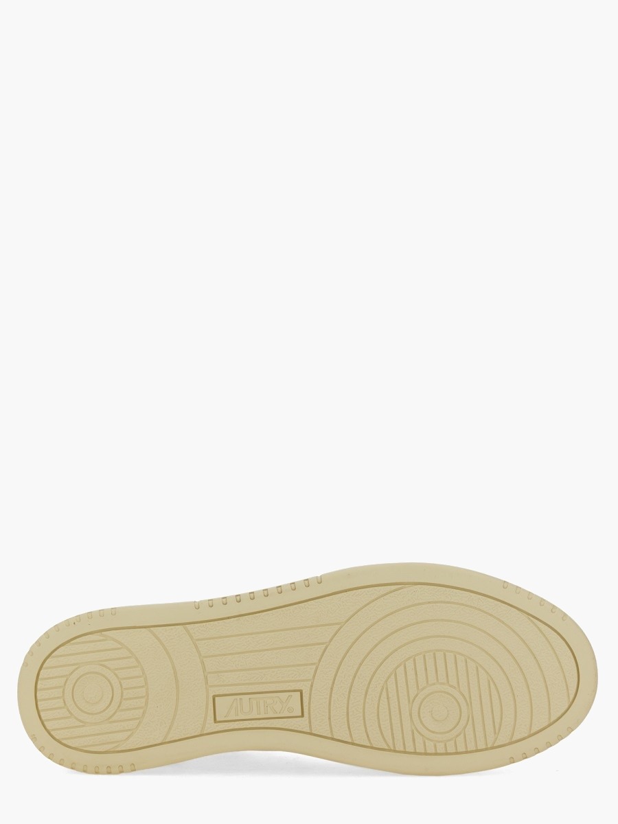 nanito_source_url:https://nokinstyle.com/2330101/medalist-low-sneaker.jpg