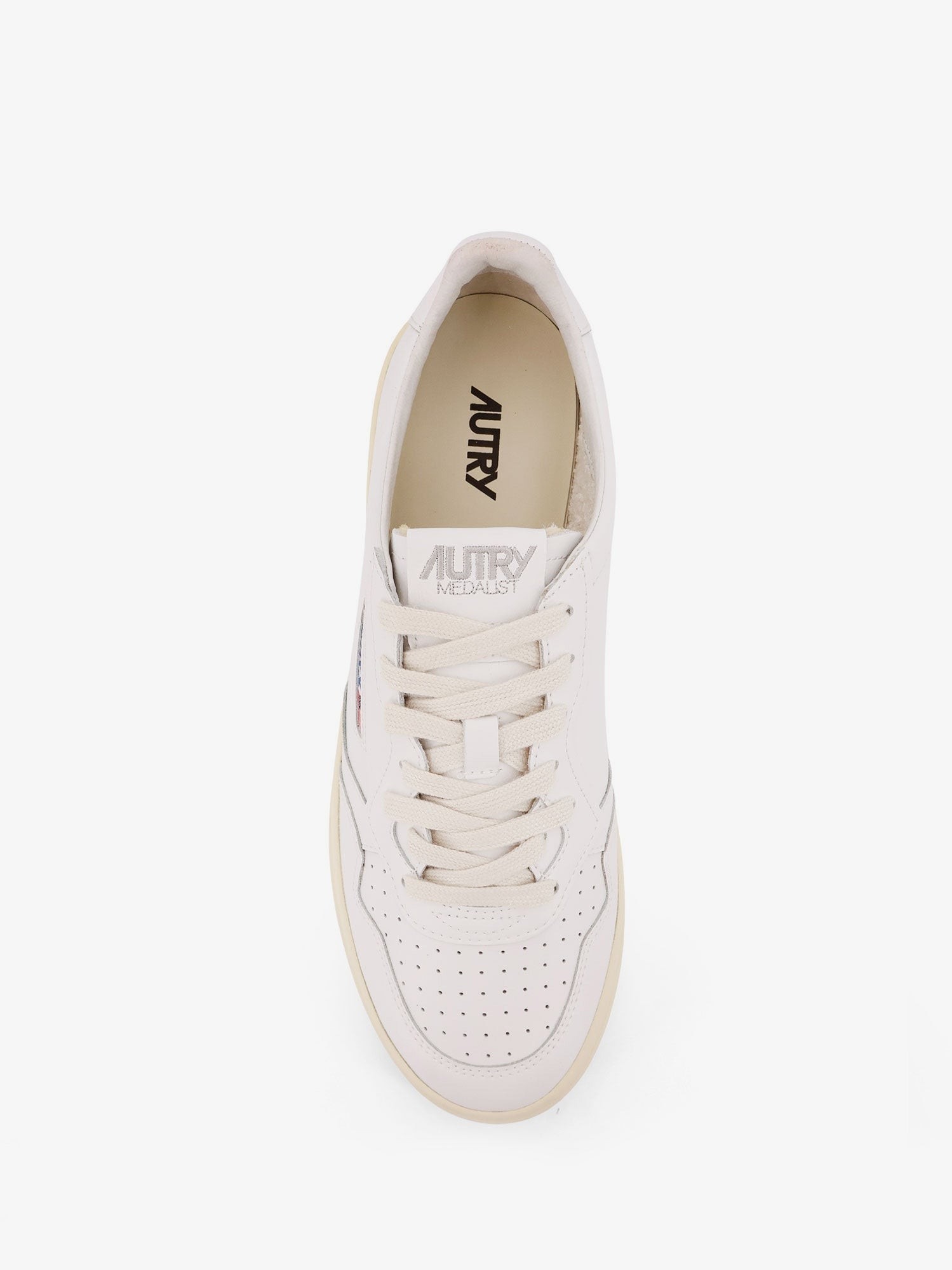 nanito_source_url:https://nokinstyle.com/2440176/medalist-leather-sneakers.jpg