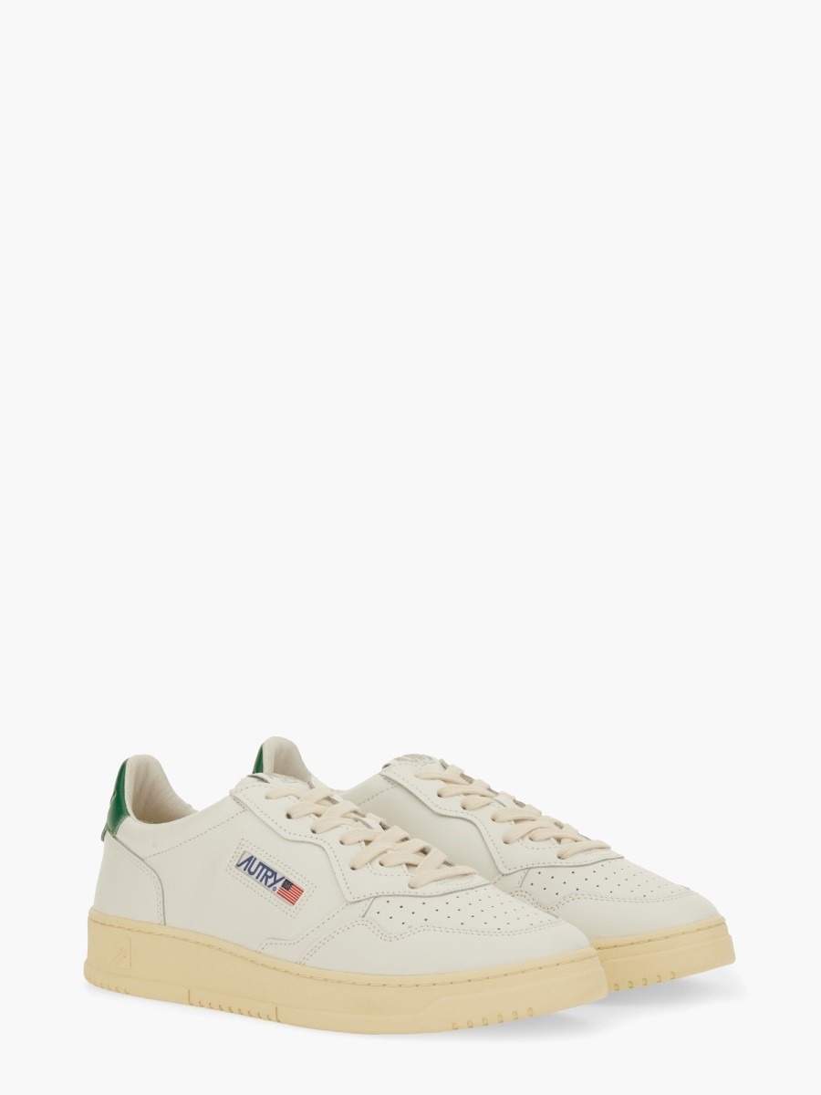 nanito_source_url:https://nokinstyle.com/2327149/sneaker-medalist-low.jpg