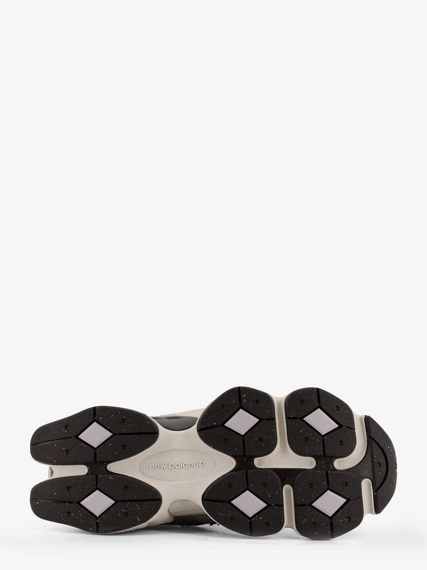 nanito_source_url:https://nokinstyle.com/2407456/9060-low-top-mesh-sneakers.jpg