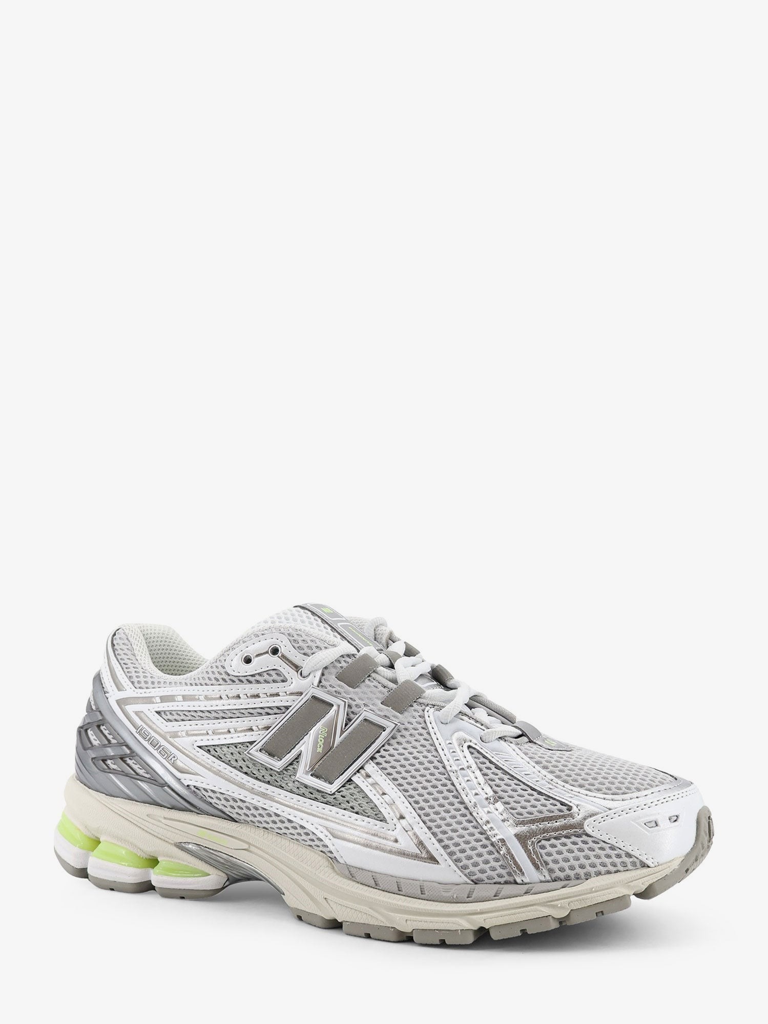 nanito_source_url:https://nokinstyle.com/2391294/u19063-mesh-sneakers-with-logo-on-the-side.jpg