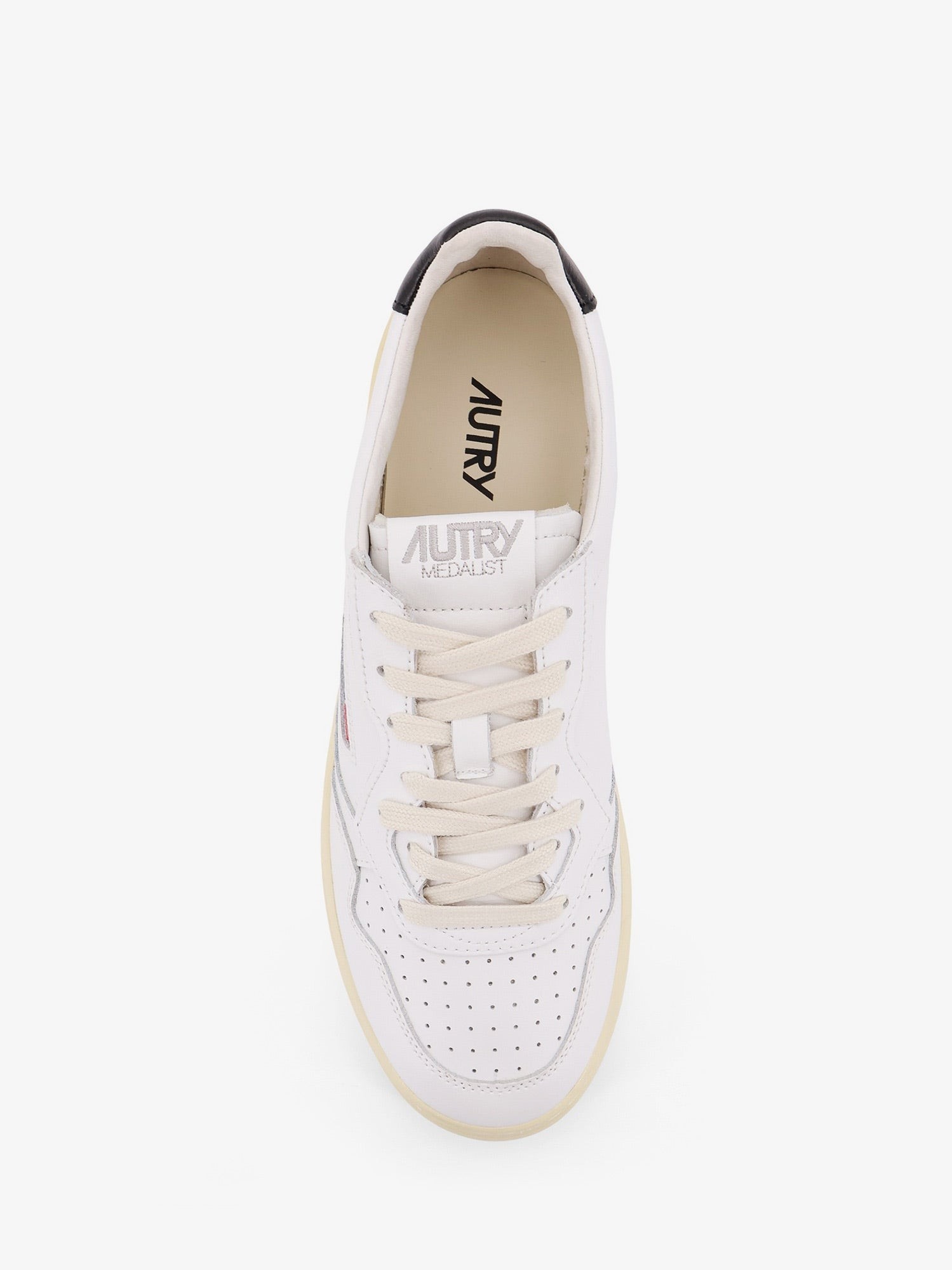 nanito_source_url:https://nokinstyle.com/2442481/medalist-low-leather-sneakers-with-side-logo.jpg
