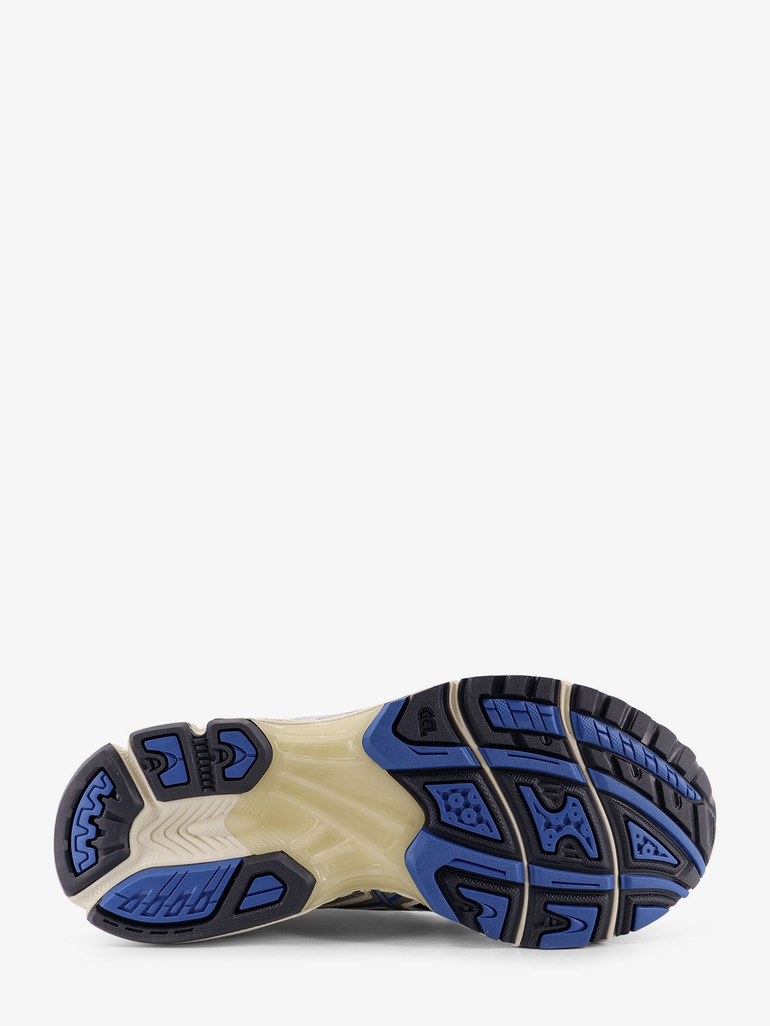 nanito_source_url:https://nokinstyle.com/2441702/gel-nimbus-101-mesh-sneakers-with-logo-on-the-side.jpg