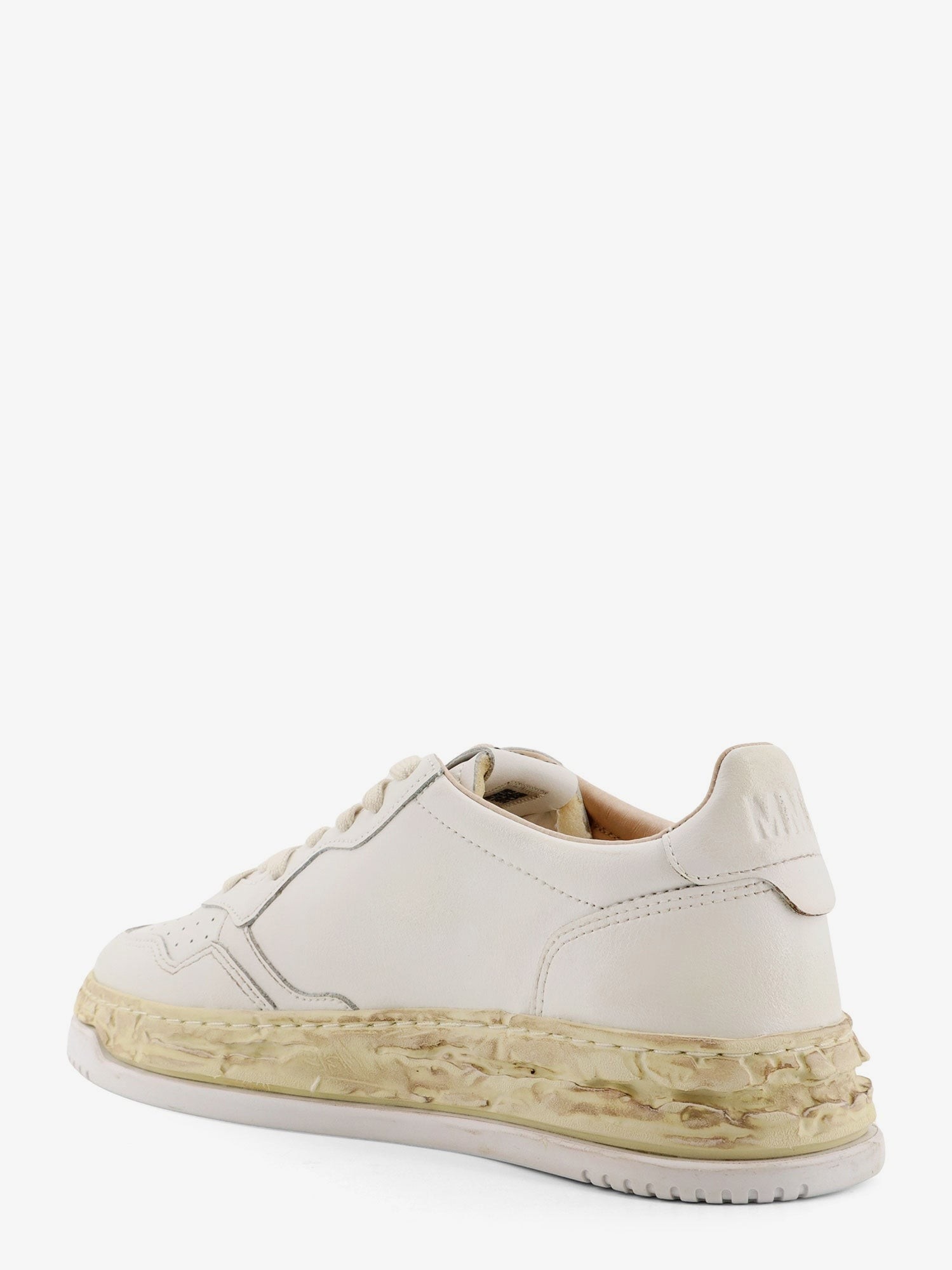 nanito_source_url:https://nokinstyle.com/2407800/super-vintage-low-leather-sneakers.jpg