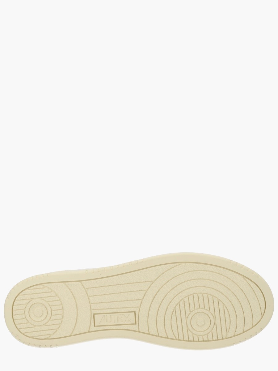 nanito_source_url:https://nokinstyle.com/2337762/medalist-low-sneaker.jpg