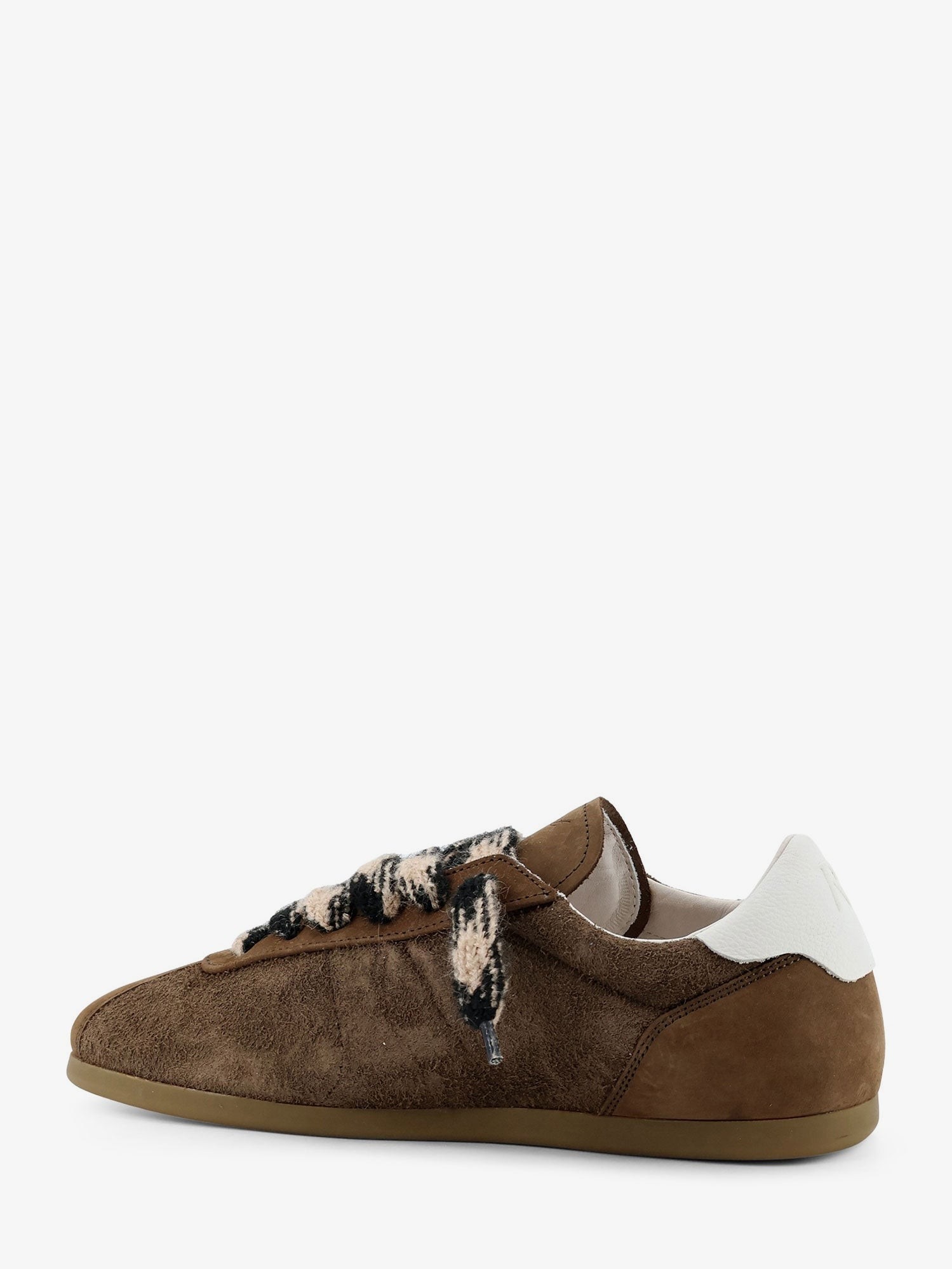 nanito_source_url:https://nokinstyle.com/2391805/suede-and-nubuck-sneakers.jpg