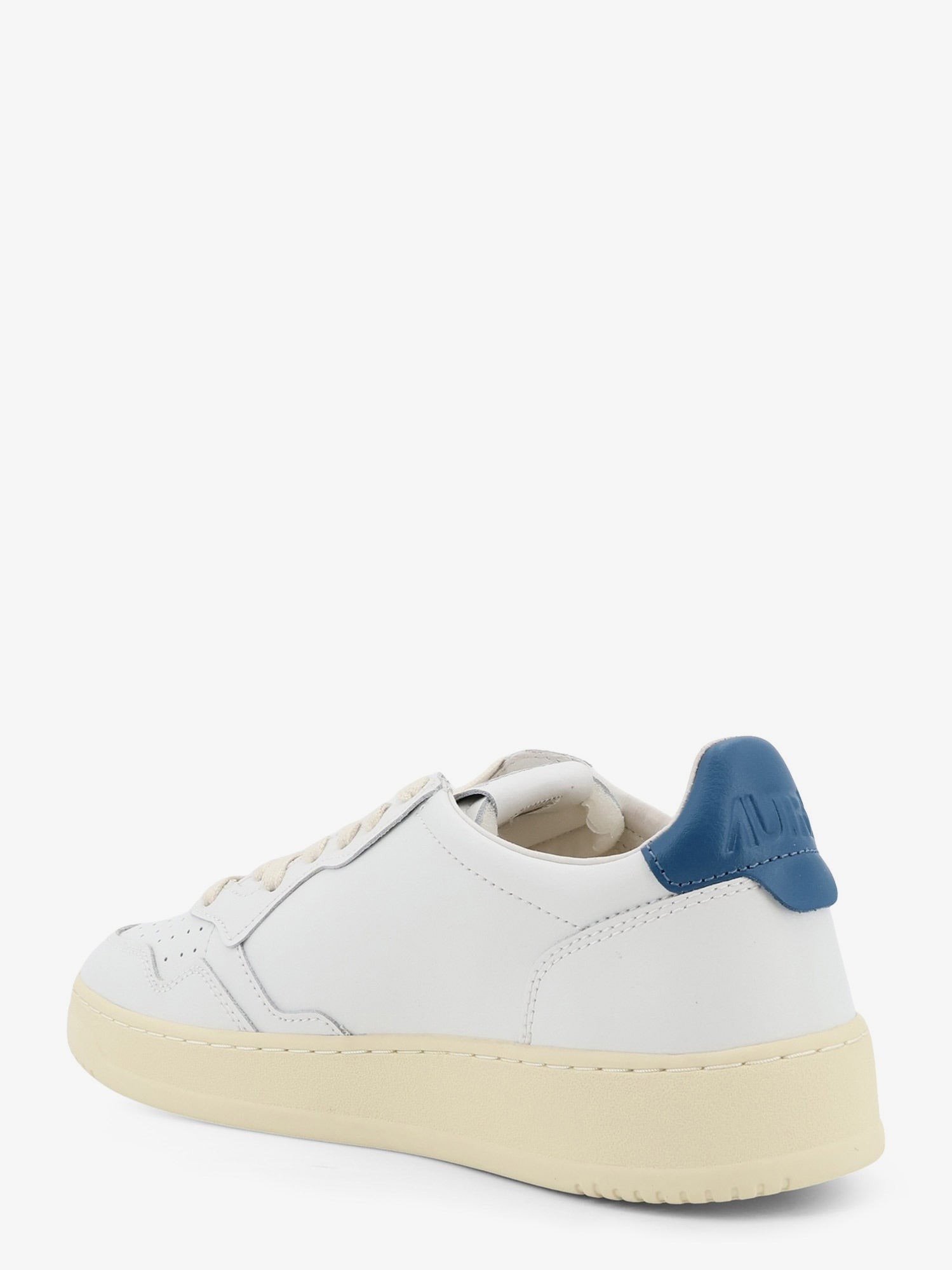 nanito_source_url:https://nokinstyle.com/2436677/medalist-leather-sneakers.jpg