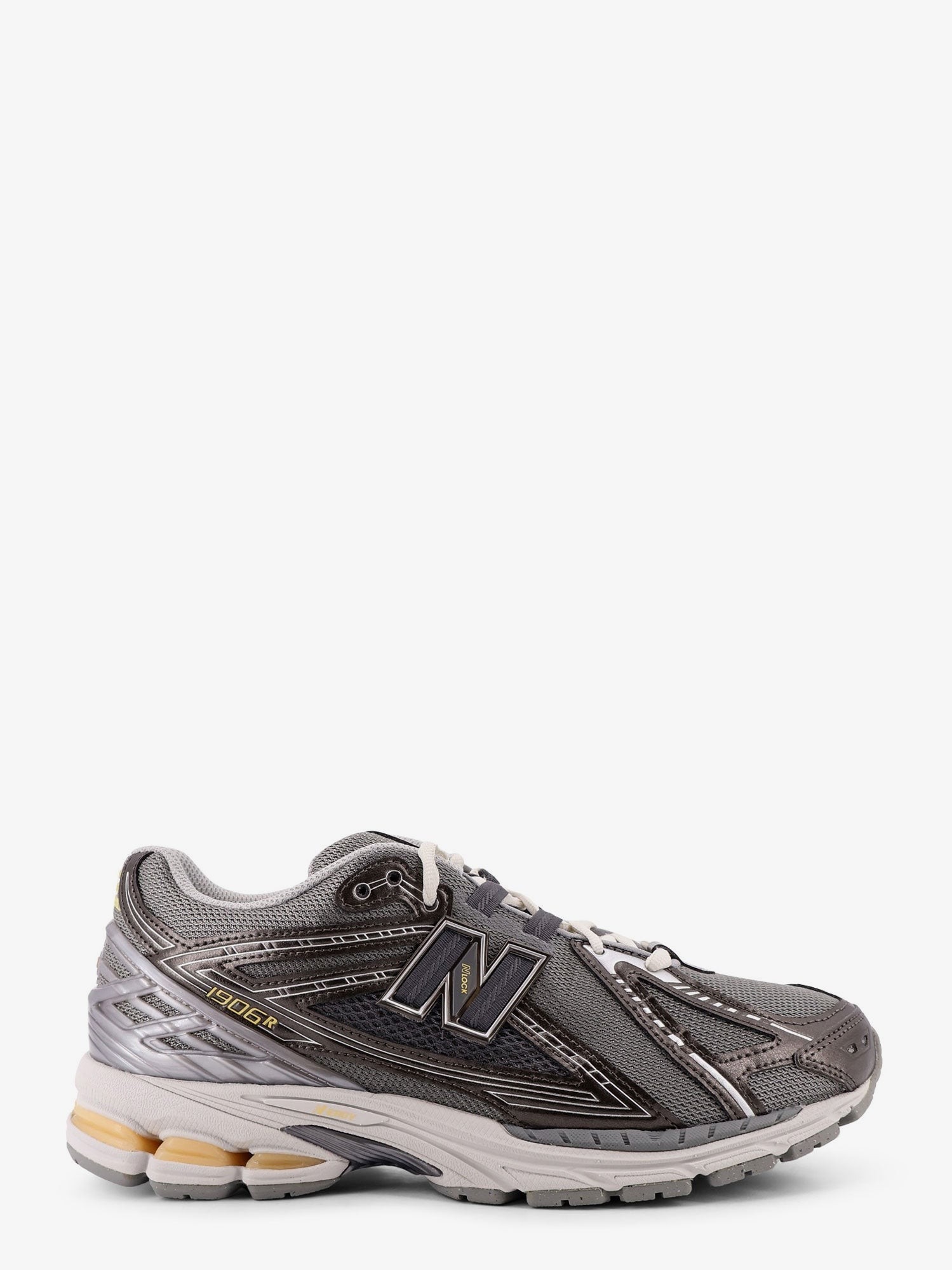 nanito_source_url:https://nokinstyle.com/2398403/19064-mesh-sneakers-with-logo-on-the-side.jpg
