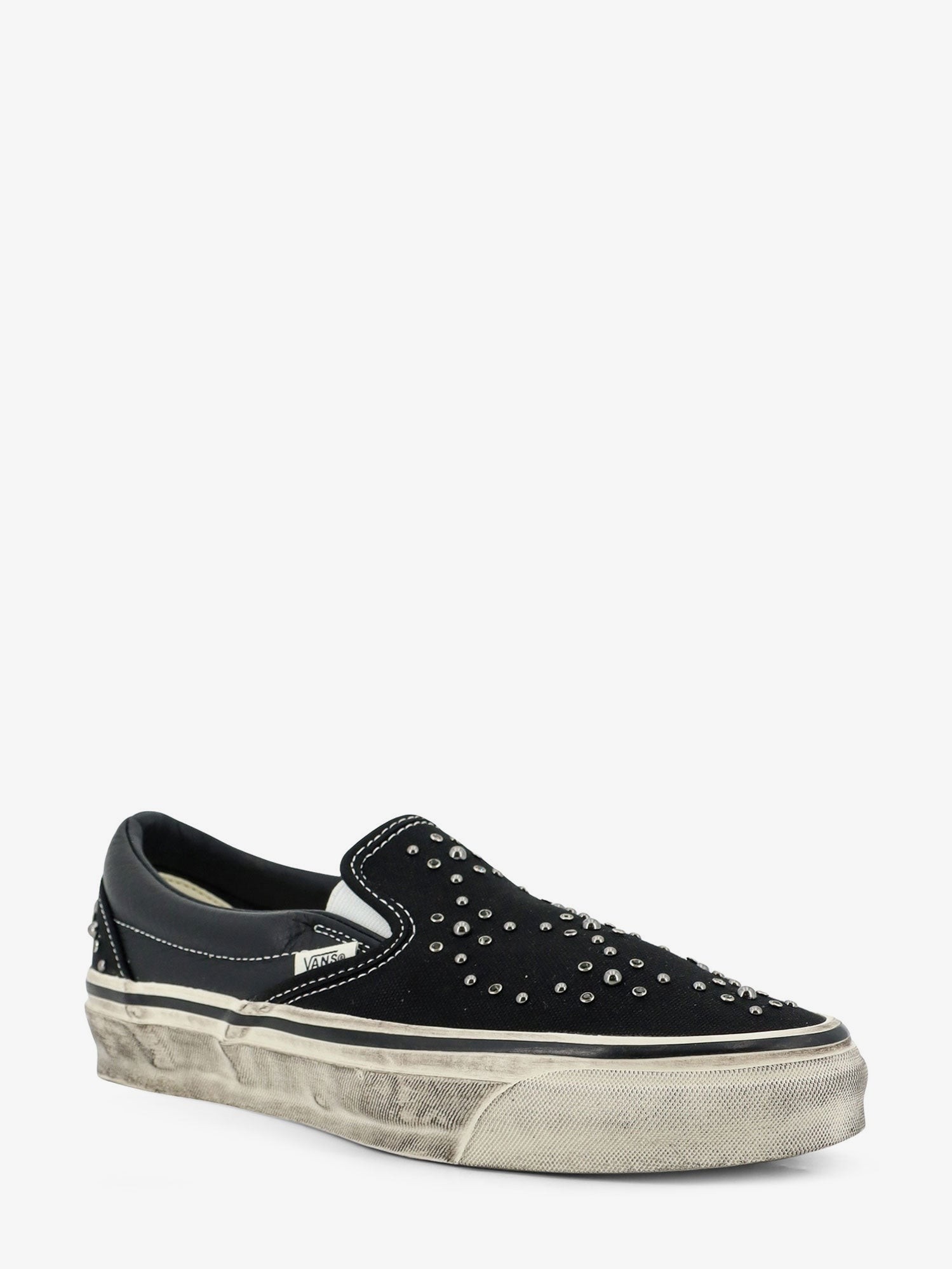 nanito_source_url:https://nokinstyle.com/2410919/lx-classic-slip-on-98-canvas-and-leather-sneakers-with-all-over-metal-beads.jpg