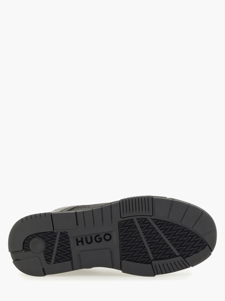 nanito_source_url:https://nokinstyle.com/2372109/sneaker-with-mesh-details.jpg