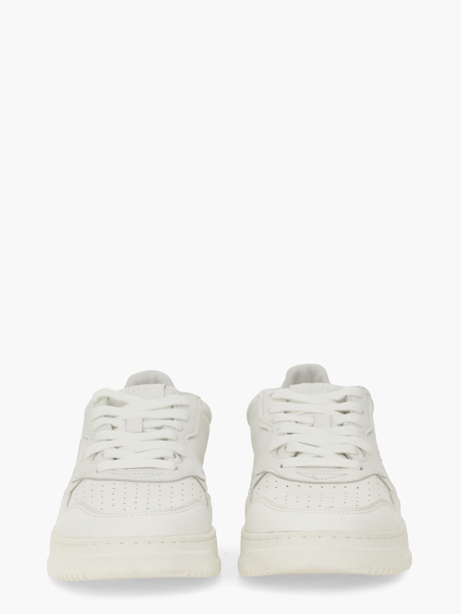nanito_source_url:https://nokinstyle.com/2337846/medalist-low-sneaker.jpg