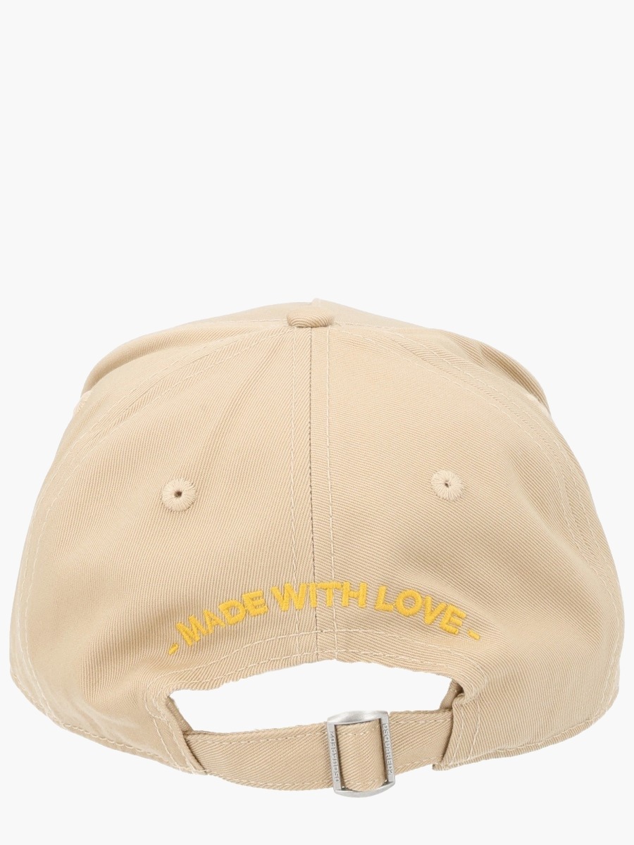 nanito_source_url:https://nokinstyle.com/2341611/baseball-hat-with-logo-patch.jpg