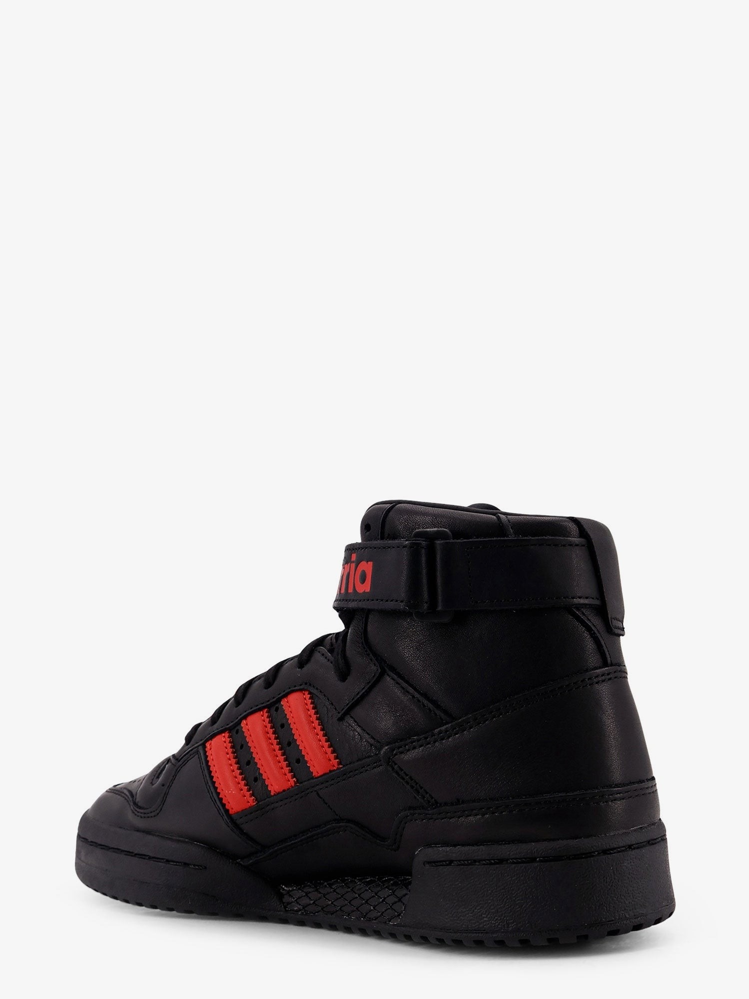 nanito_source_url:https://nokinstyle.com/2403749/leather-sneakers-with-iconic-logo-on-the-side.jpg