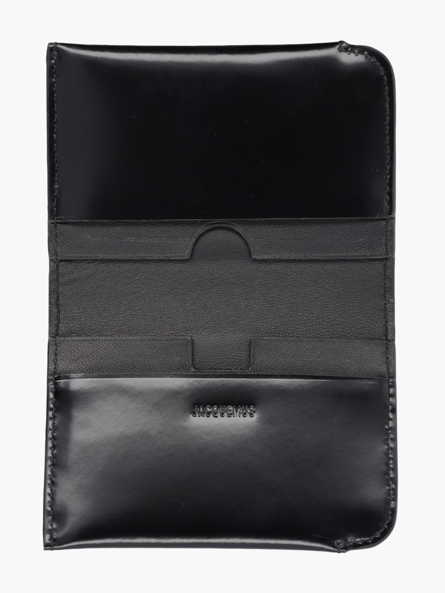 nanito_source_url:https://nokinstyle.com/2335524/curved-wallet.jpg