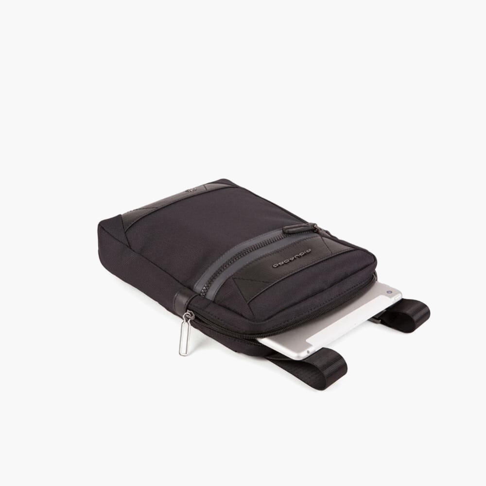 nanito_source_url:https://www.mewse.ro/images/produse/piquadro-tozzo-leather-fabric-small-crossbody-bag-black-27-x-21-x-5-cm-for-men--1678092732.jpg