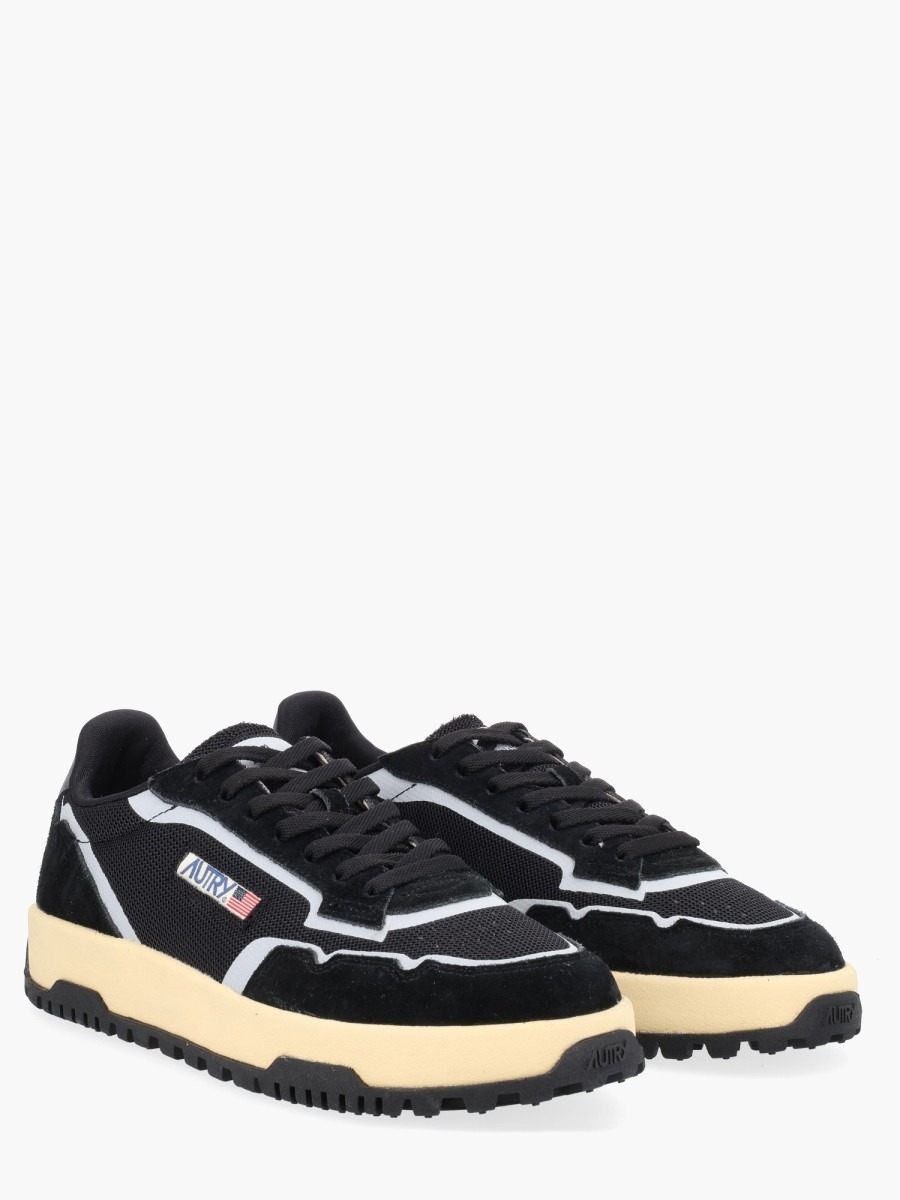 nanito_source_url:https://nokinstyle.com/2337227/wildpace-low-sneaker.jpg