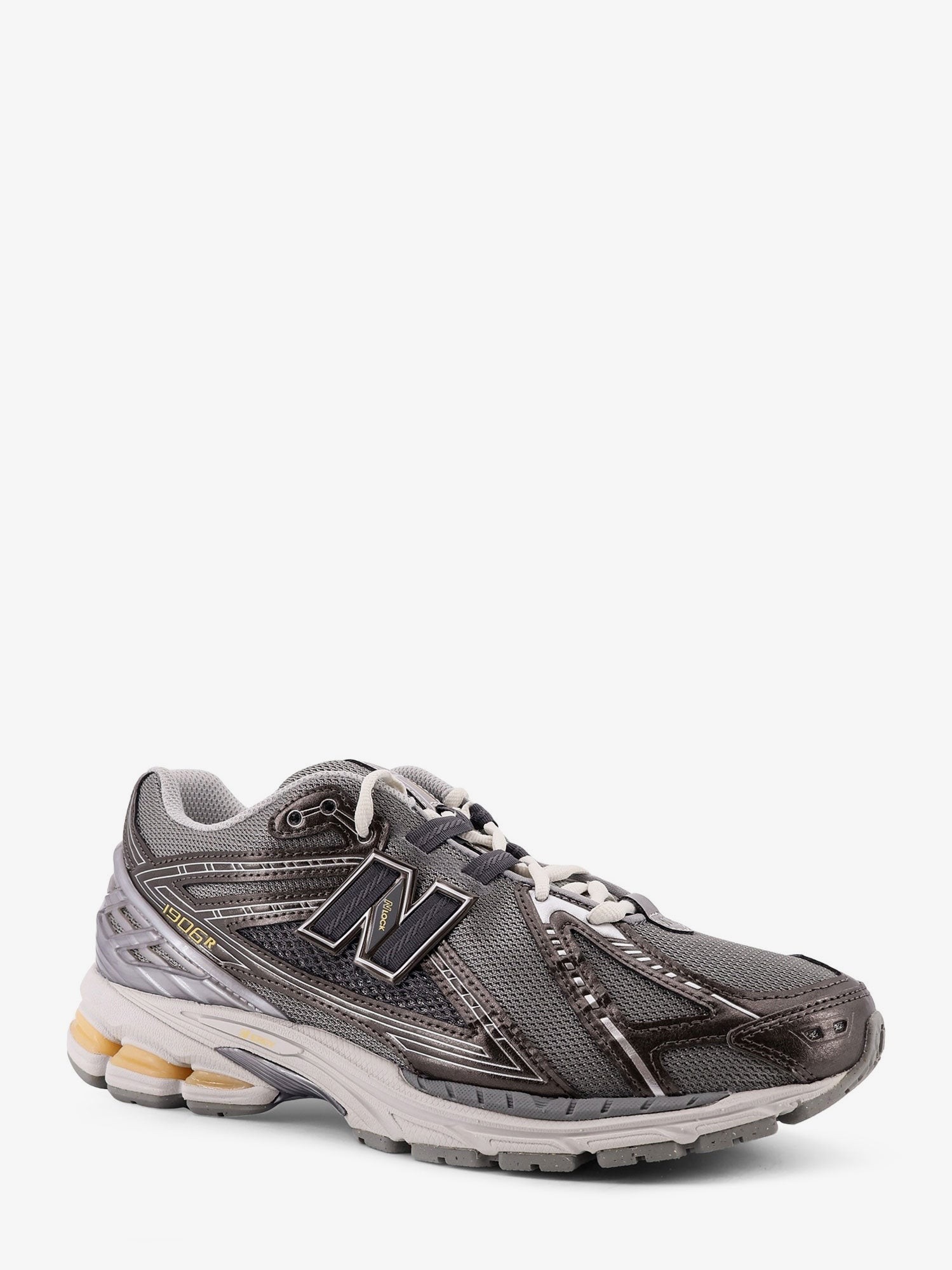 nanito_source_url:https://nokinstyle.com/2398404/19064-mesh-sneakers-with-logo-on-the-side.jpg