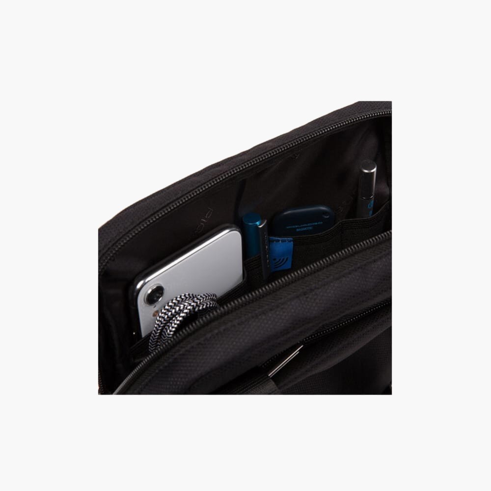 nanito_source_url:https://www.mewse.ro/images/produse/piquadro-tozzo-leather-fabric-small-crossbody-bag-black-27-x-21-x-5-cm-for-men--1678092760.jpg