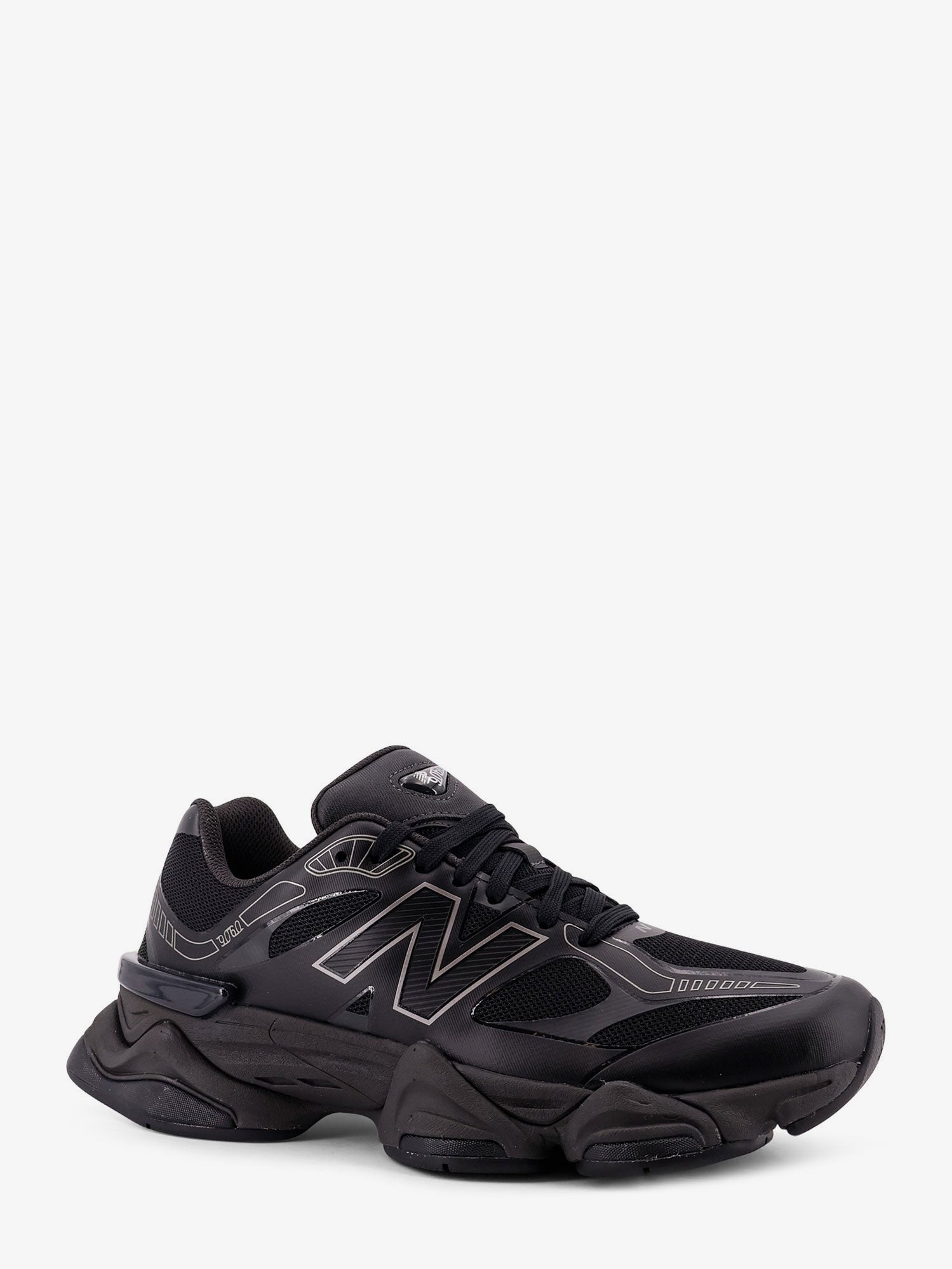 nanito_source_url:https://nokinstyle.com/2398391/740-mesh-sneakers-with-logo-on-the-side.jpg