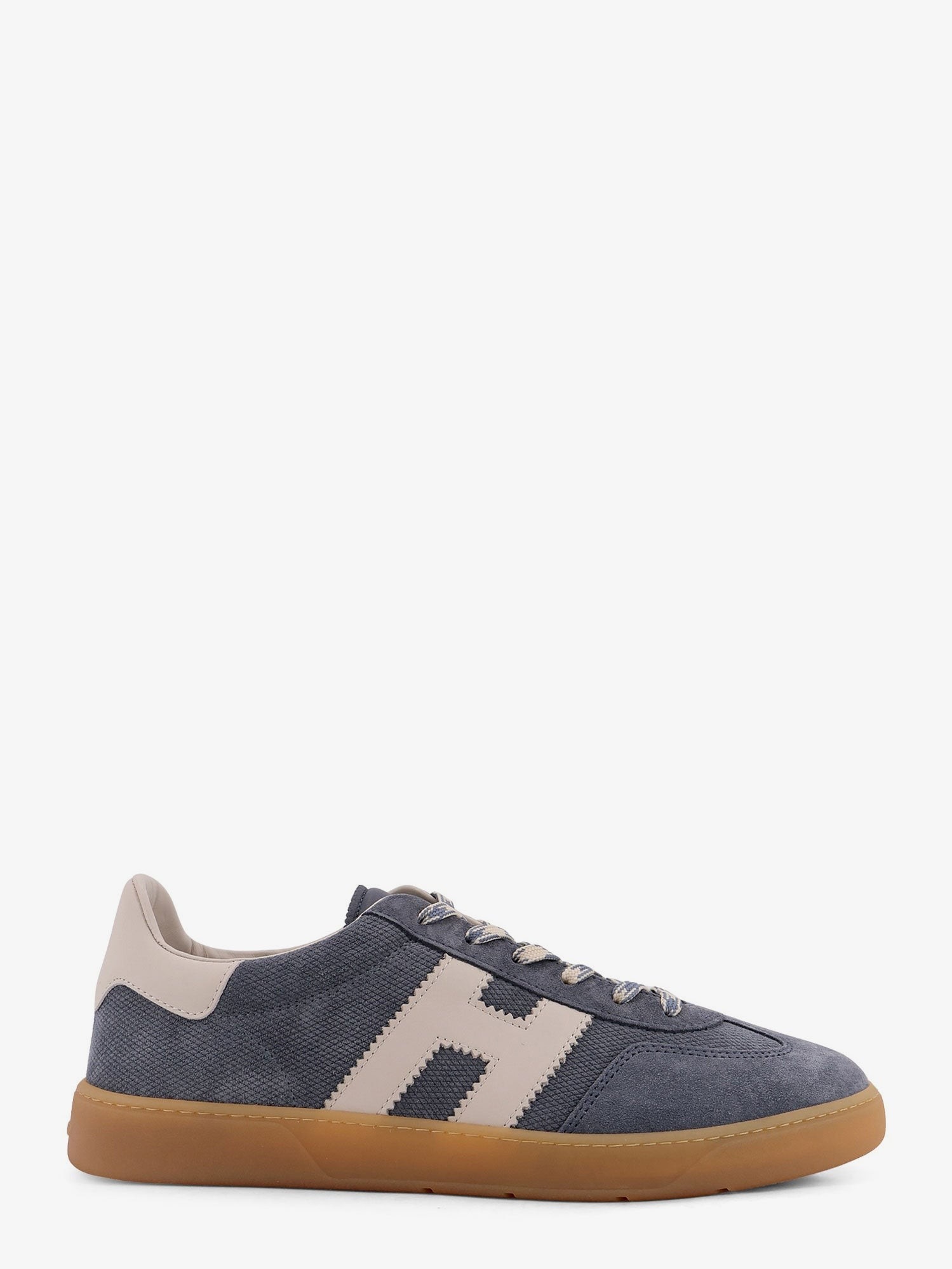 nanito_source_url:https://nokinstyle.com/2402552/suede-sneakers-with-side-logo.jpg
