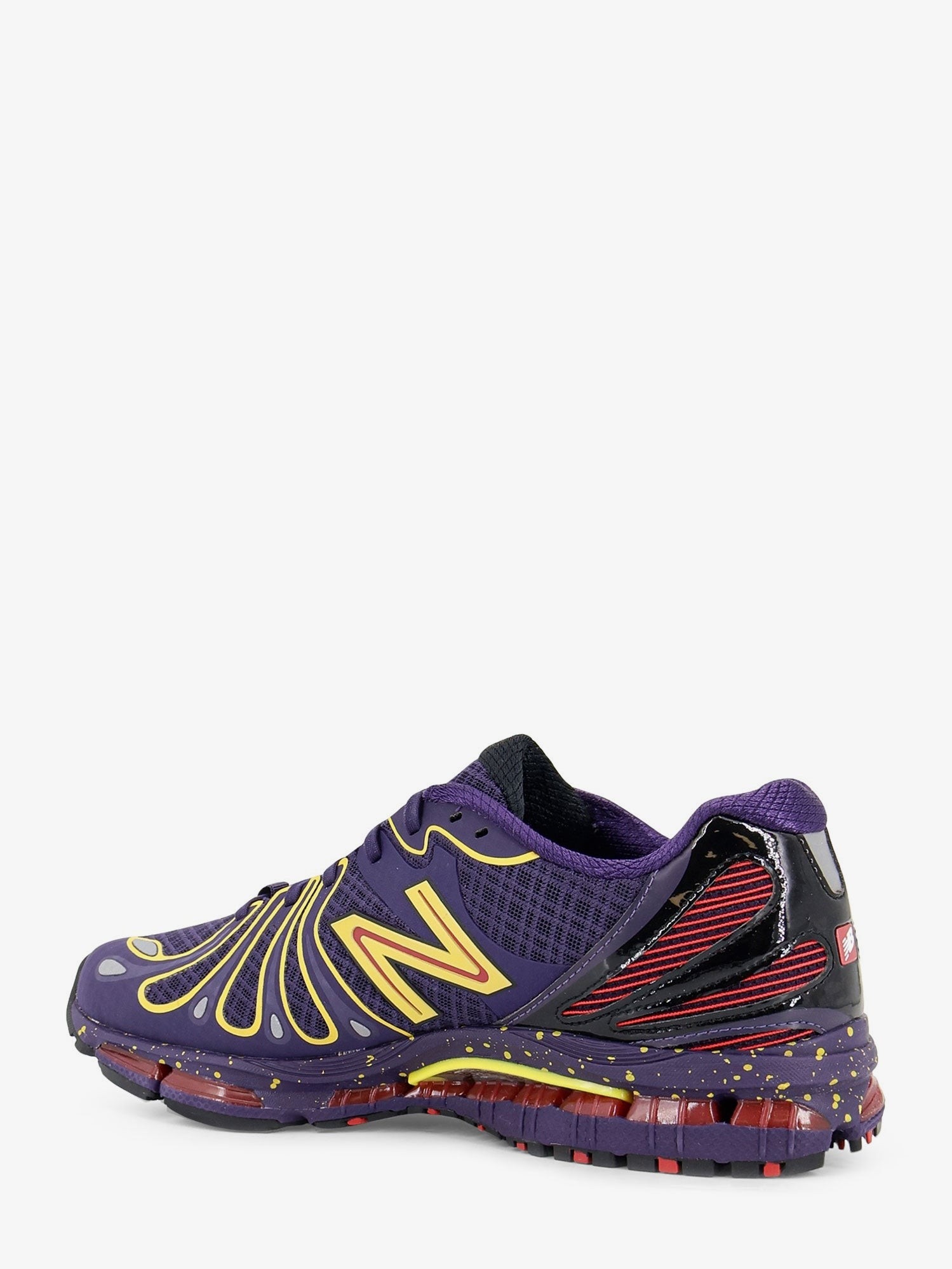 nanito_source_url:https://nokinstyle.com/2419037/18909-mesh-sneakers-with-contrasting-side-logo.jpg