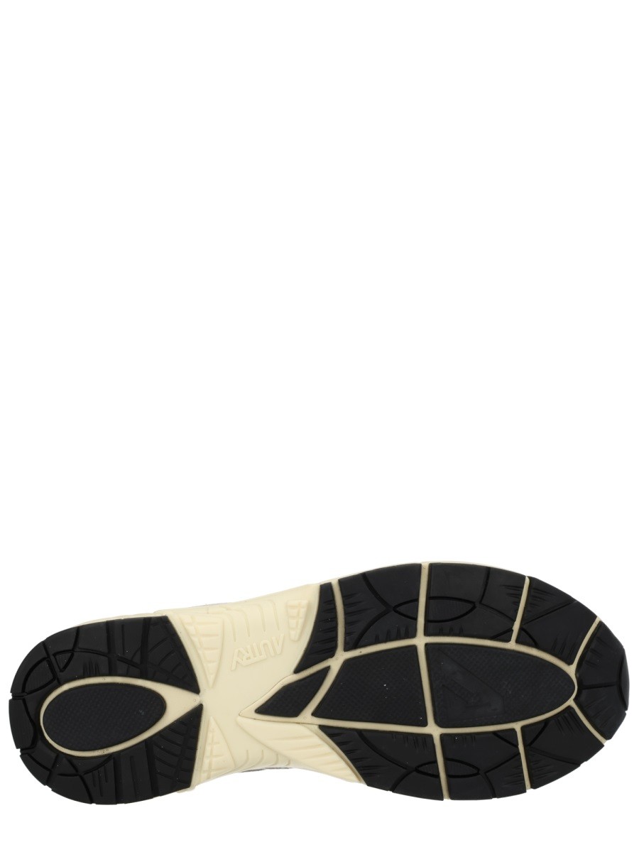 nanito_source_url:https://nokinstyle.com/2438496/sneaker-hyperway.jpg
