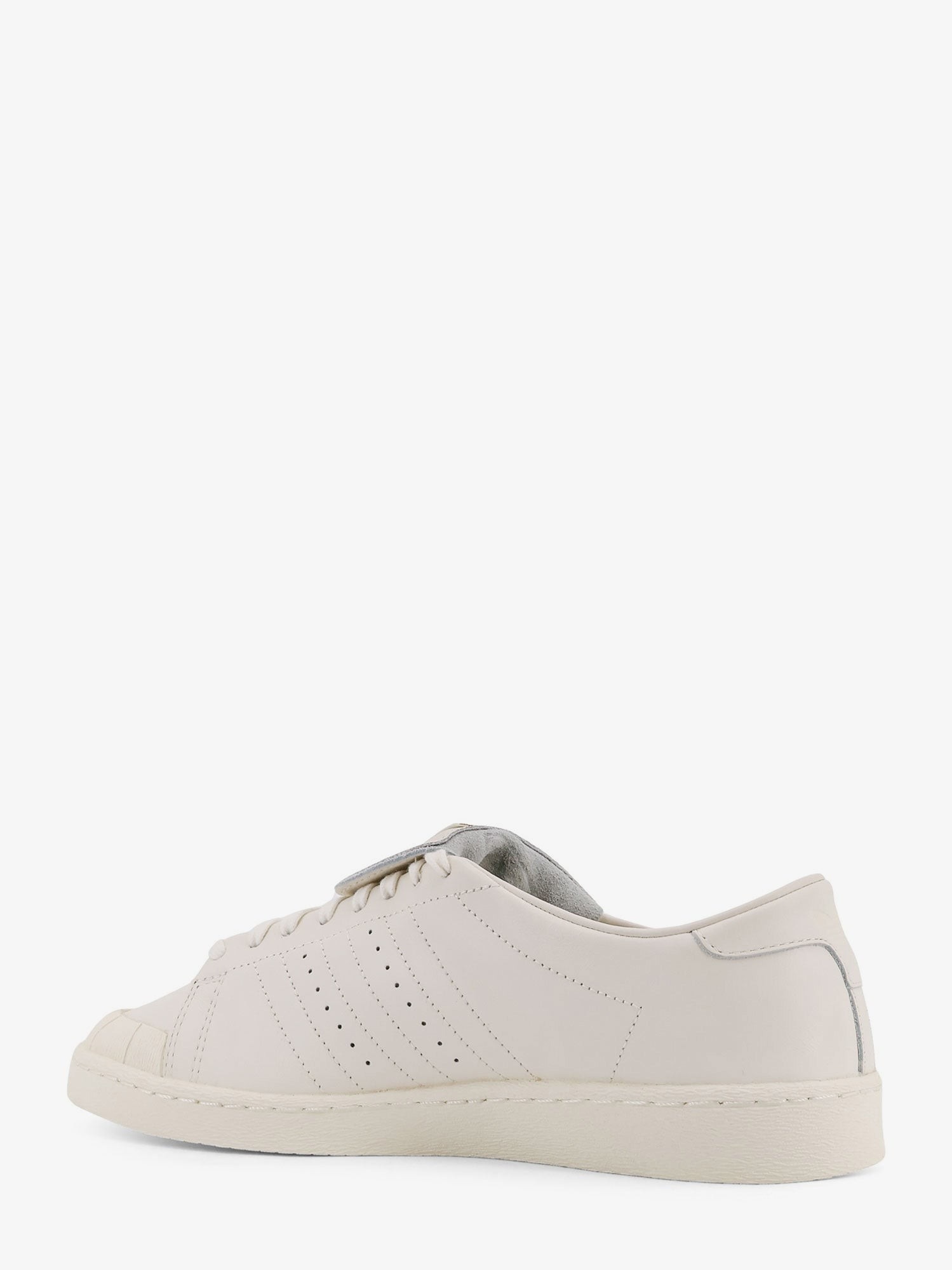 nanito_source_url:https://nokinstyle.com/2438765/chavarria-jabbar-low-top-leather-sneakers.jpg