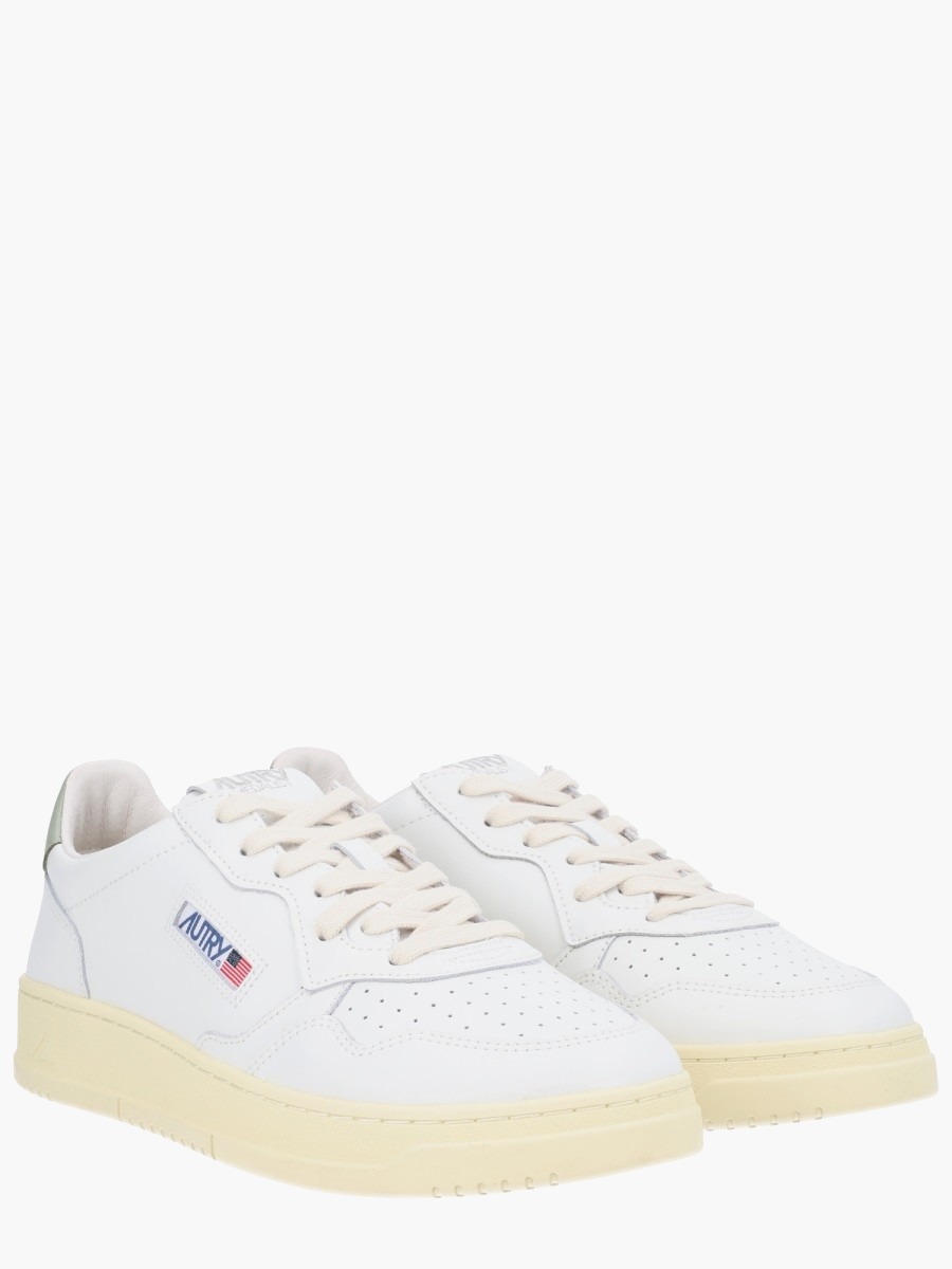 nanito_source_url:https://nokinstyle.com/2337758/medalist-low-sneaker.jpg