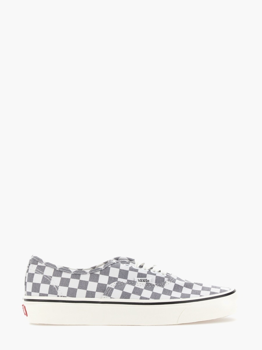 nanito_source_url:https://nokinstyle.com/2359589/sneaker-authentic-44-dx.jpg