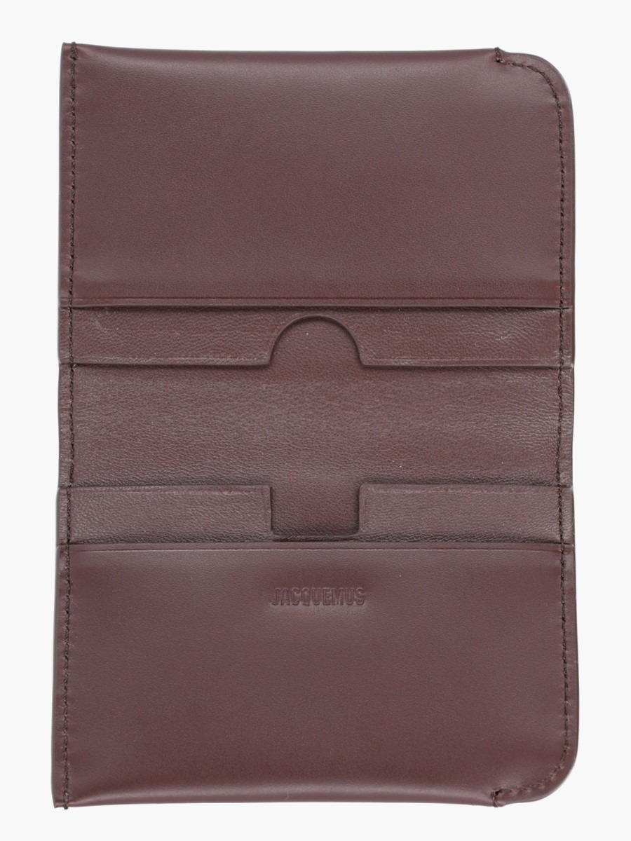 nanito_source_url:https://nokinstyle.com/2338376/curved-wallet.jpg