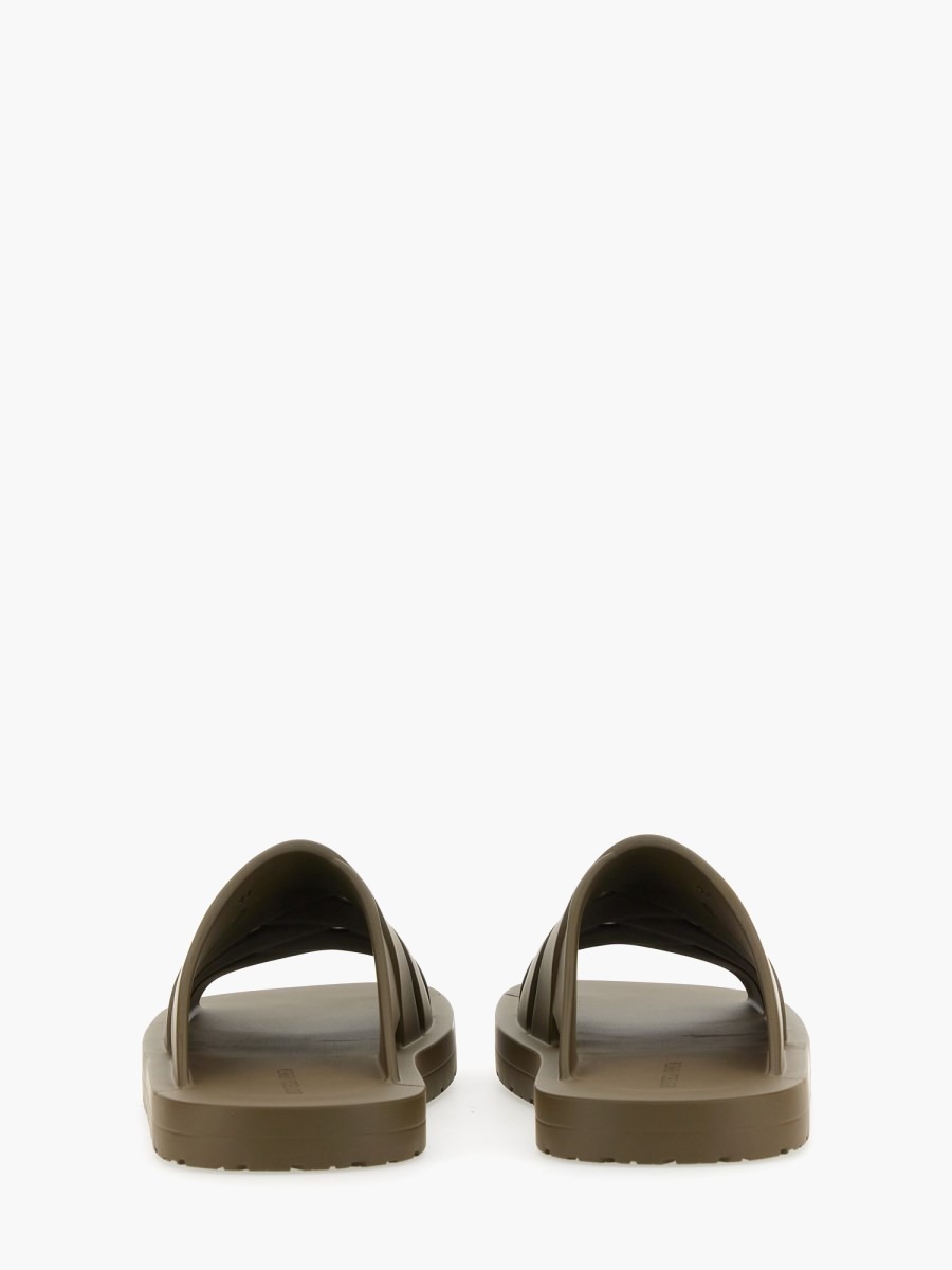 nanito_source_url:https://nokinstyle.com/2356455/rubber-sandals.jpg