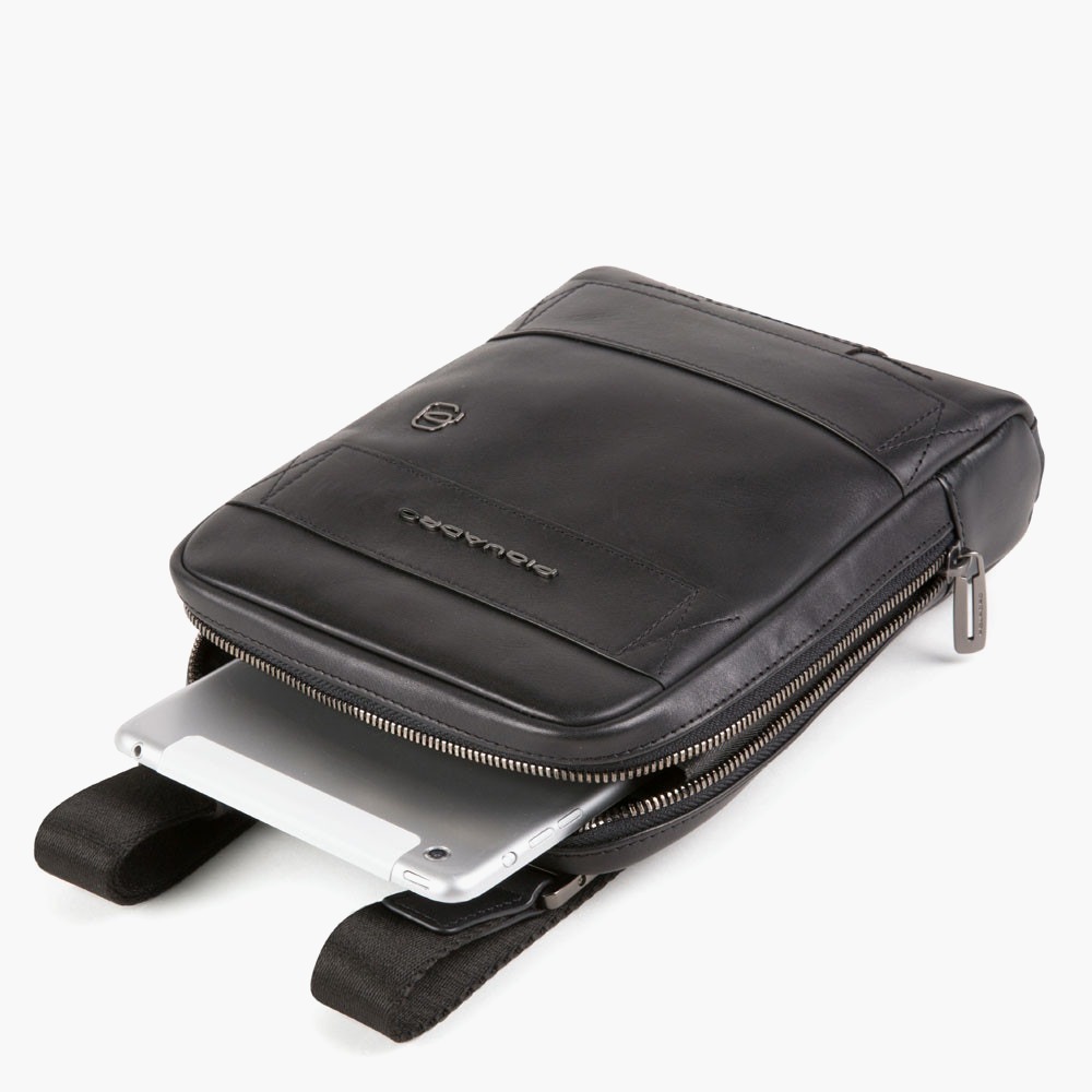 nanito_source_url:https://www.mewse.ro/images/produse/piquadro-obidos-crossbody-bag-black-17-x-22-x-5-00-cm-1678111086.jpg