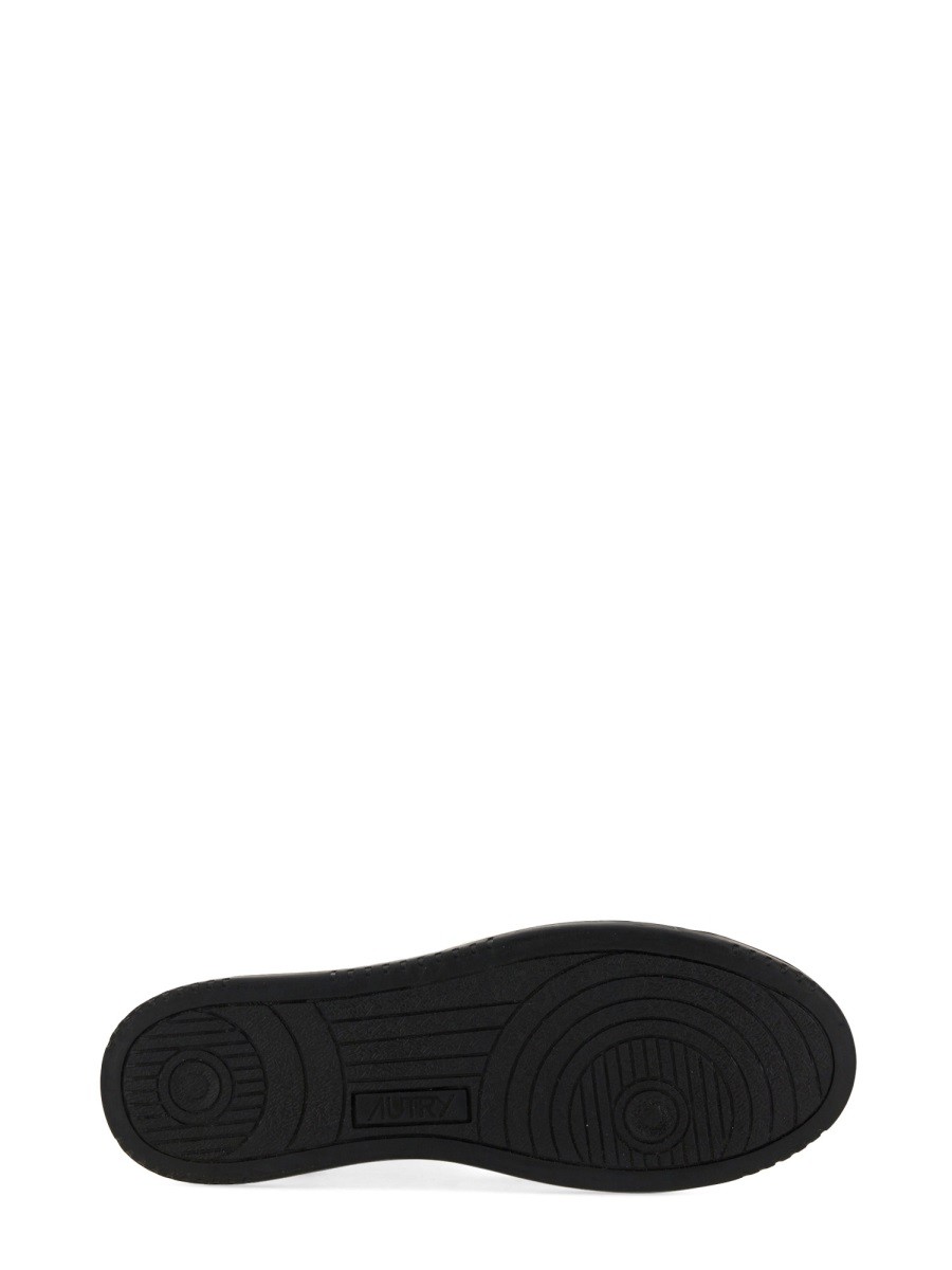 nanito_source_url:https://nokinstyle.com/2438510/sneaker-medalist-low.jpg