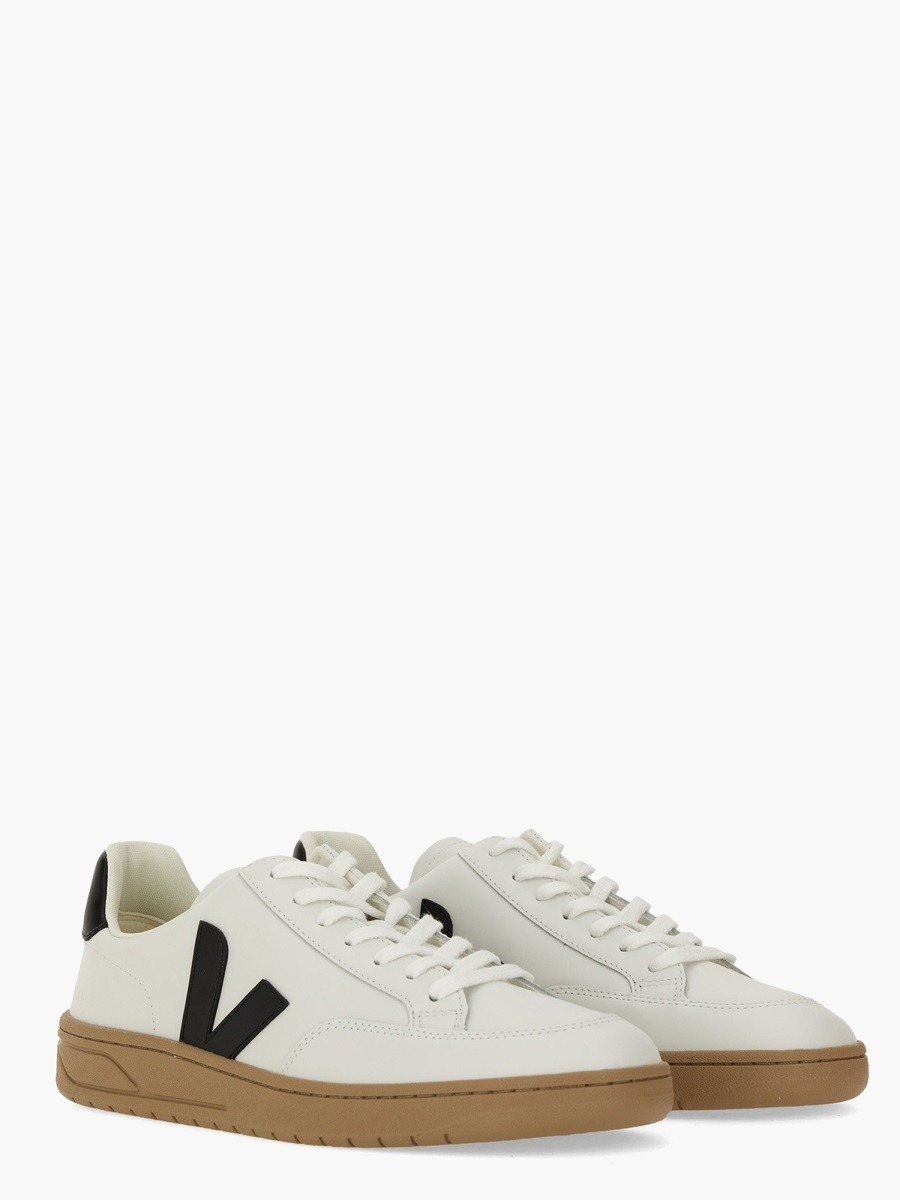 nanito_source_url:https://nokinstyle.com/2348784/sneaker-v-12.jpg