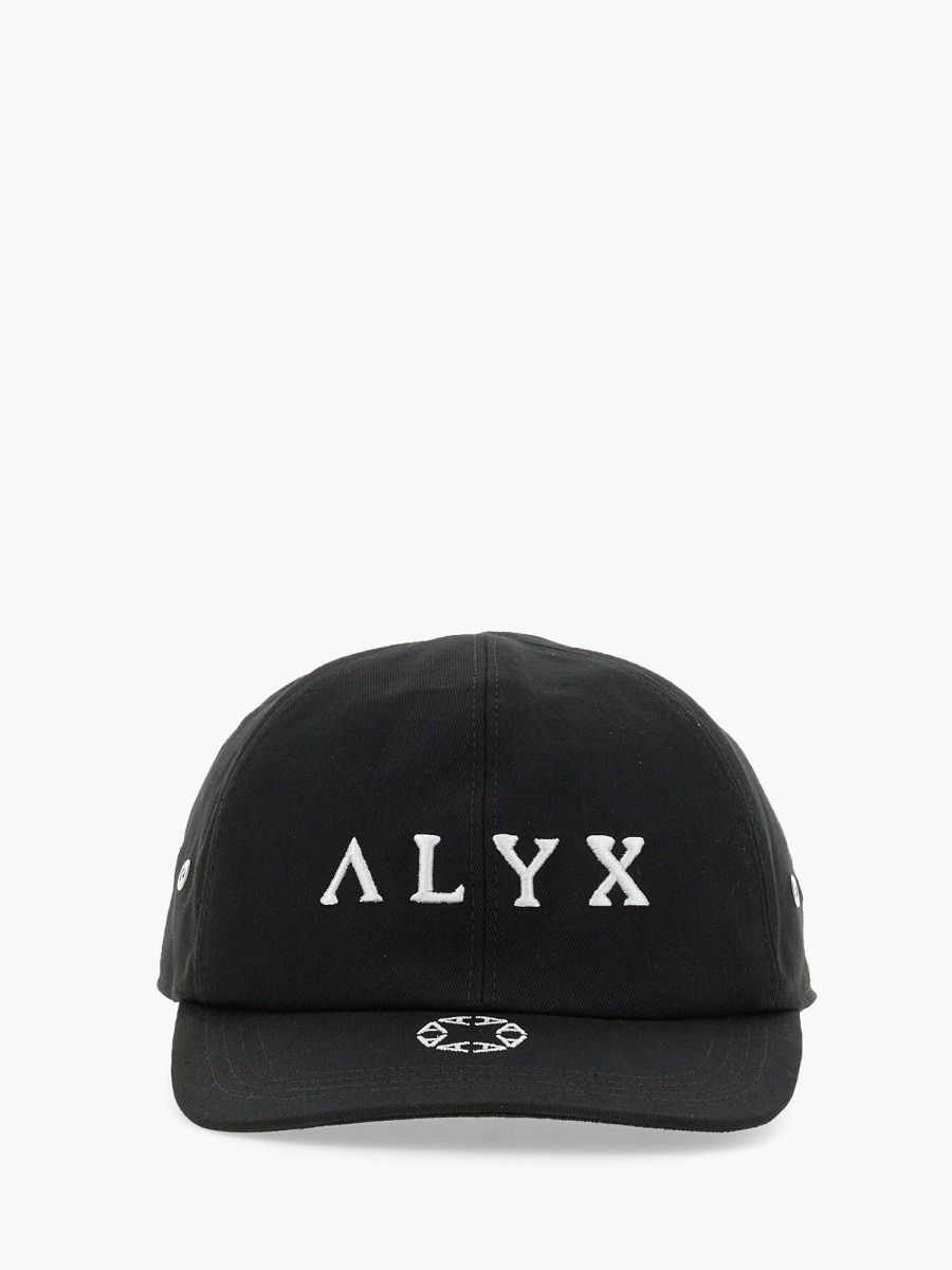 nanito_source_url:https://nokinstyle.com/2357260/baseball-hat-with-logo.jpg