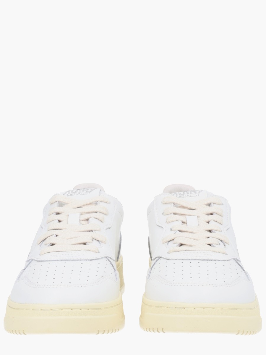 nanito_source_url:https://nokinstyle.com/2337759/medalist-low-sneaker.jpg