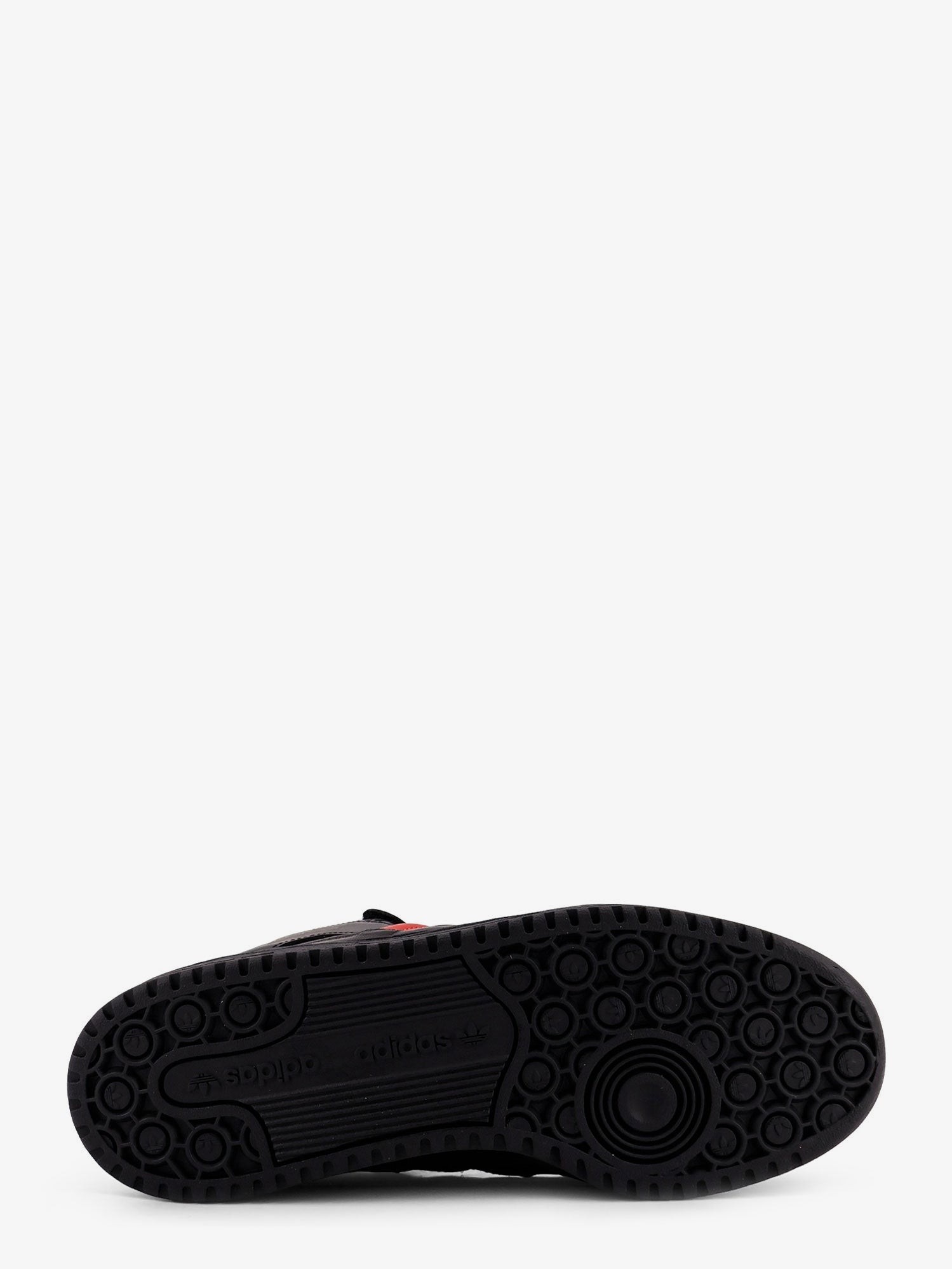 nanito_source_url:https://nokinstyle.com/2403750/leather-sneakers-with-iconic-logo-on-the-side.jpg