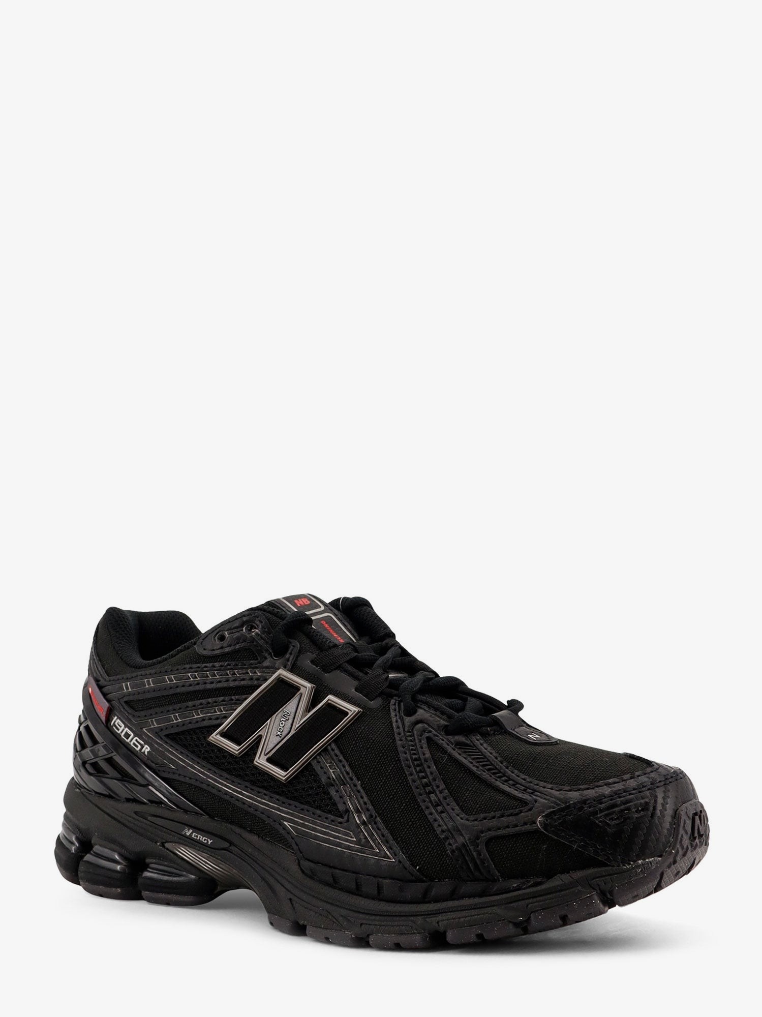 nanito_source_url:https://nokinstyle.com/2397790/nylon-sneakers.jpg