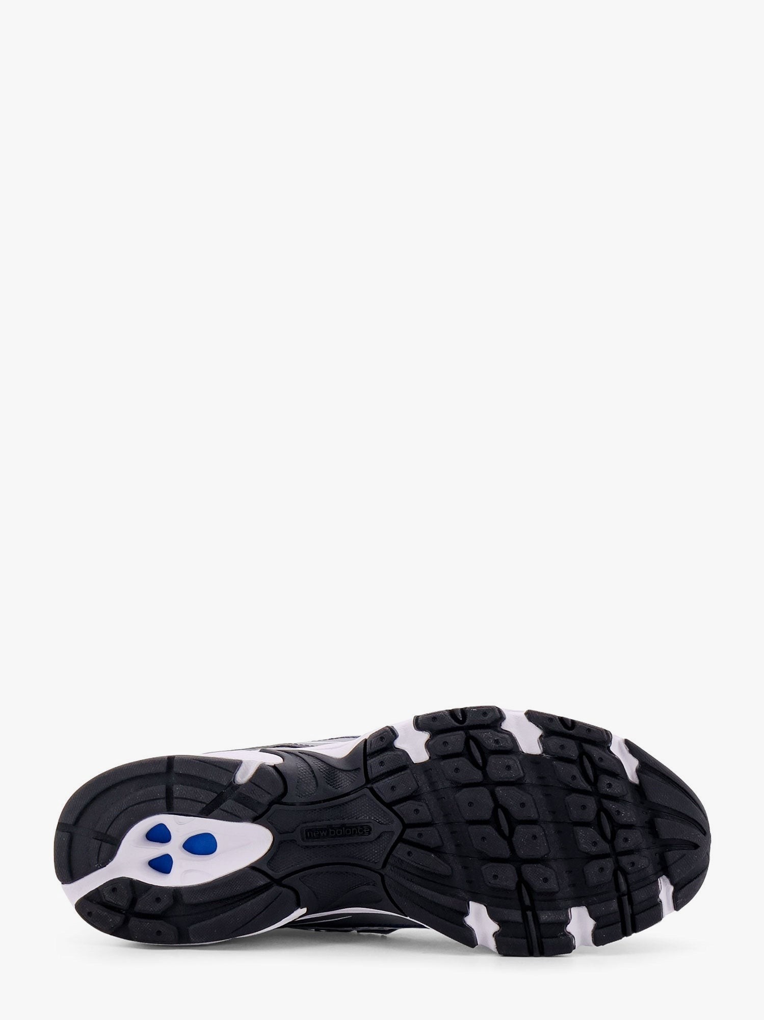 nanito_source_url:https://nokinstyle.com/2398208/740-mesh-sneakers-with-logo-on-the-side.jpg